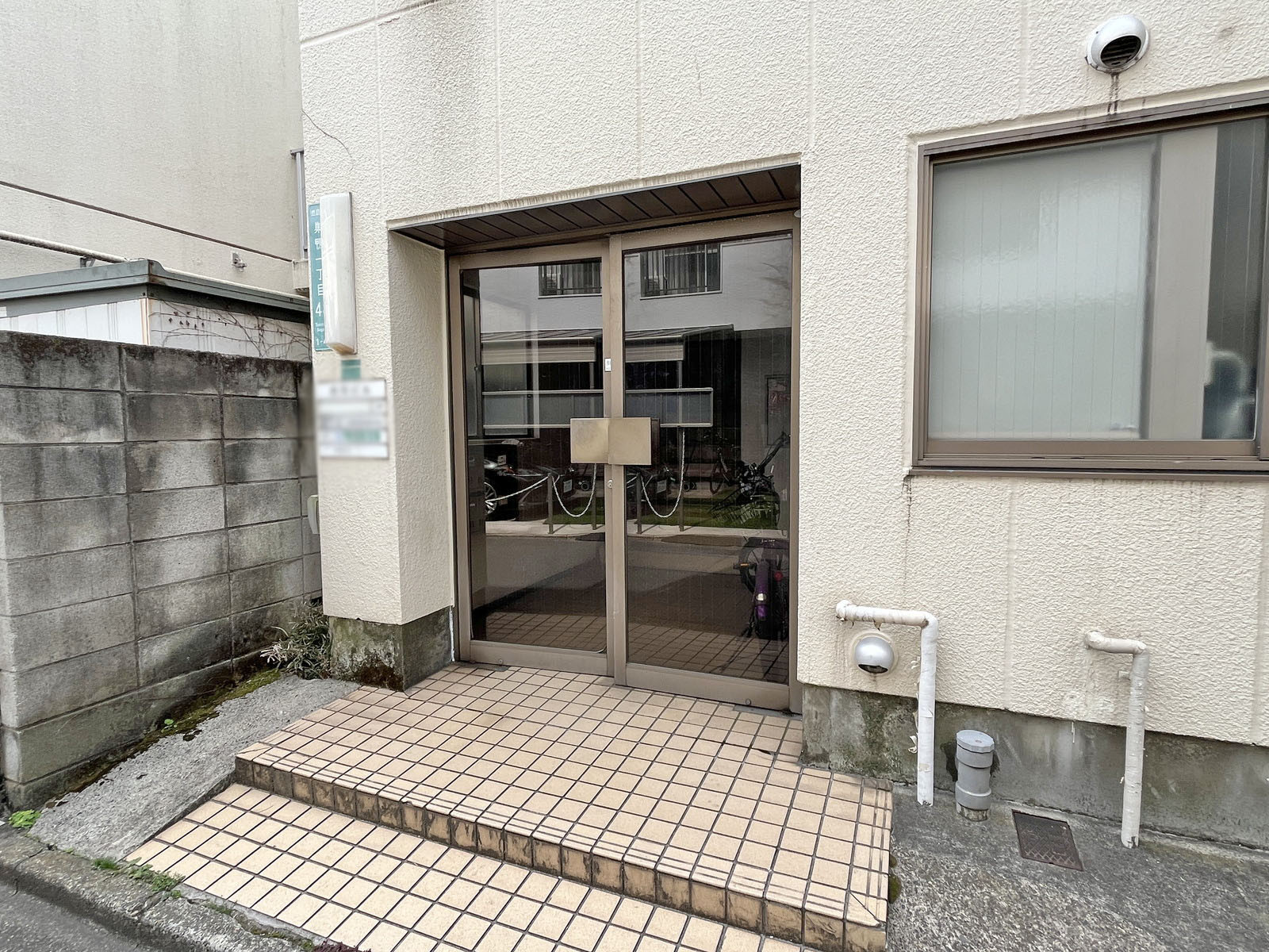 オフィスビル出入口
