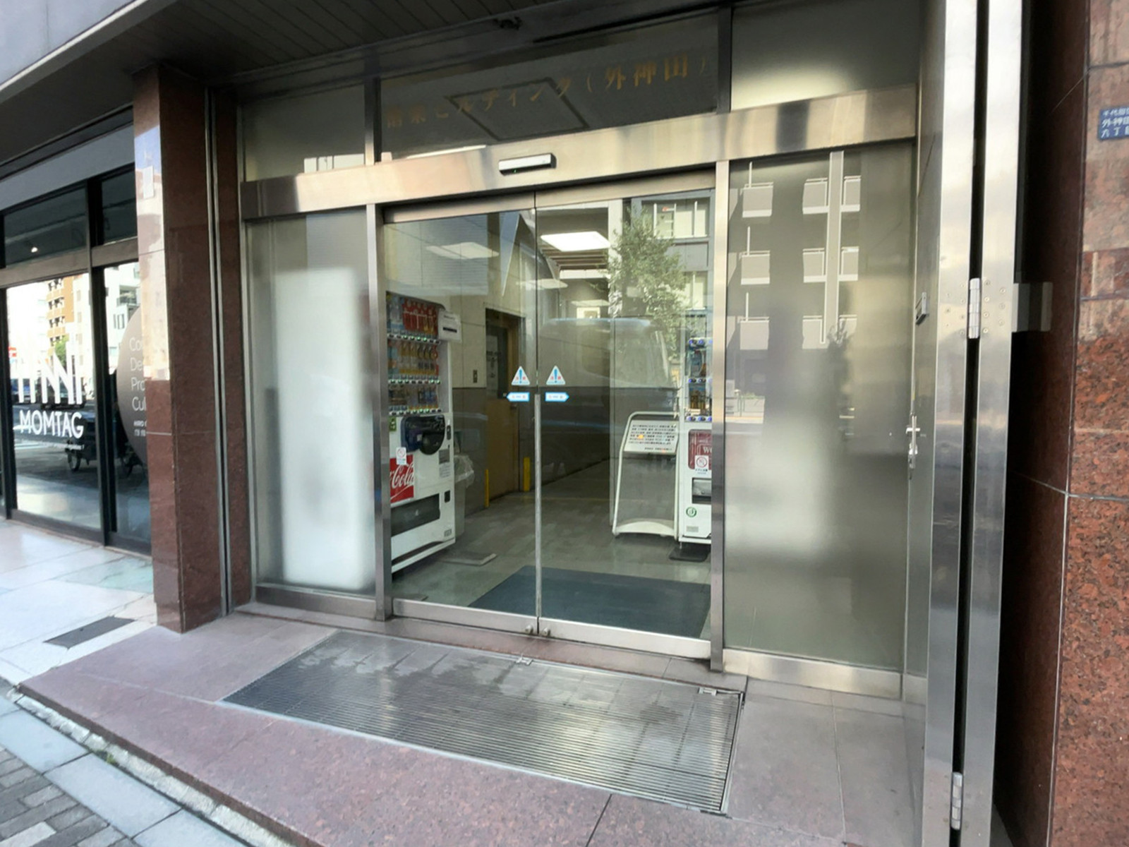 オフィスビル出入口