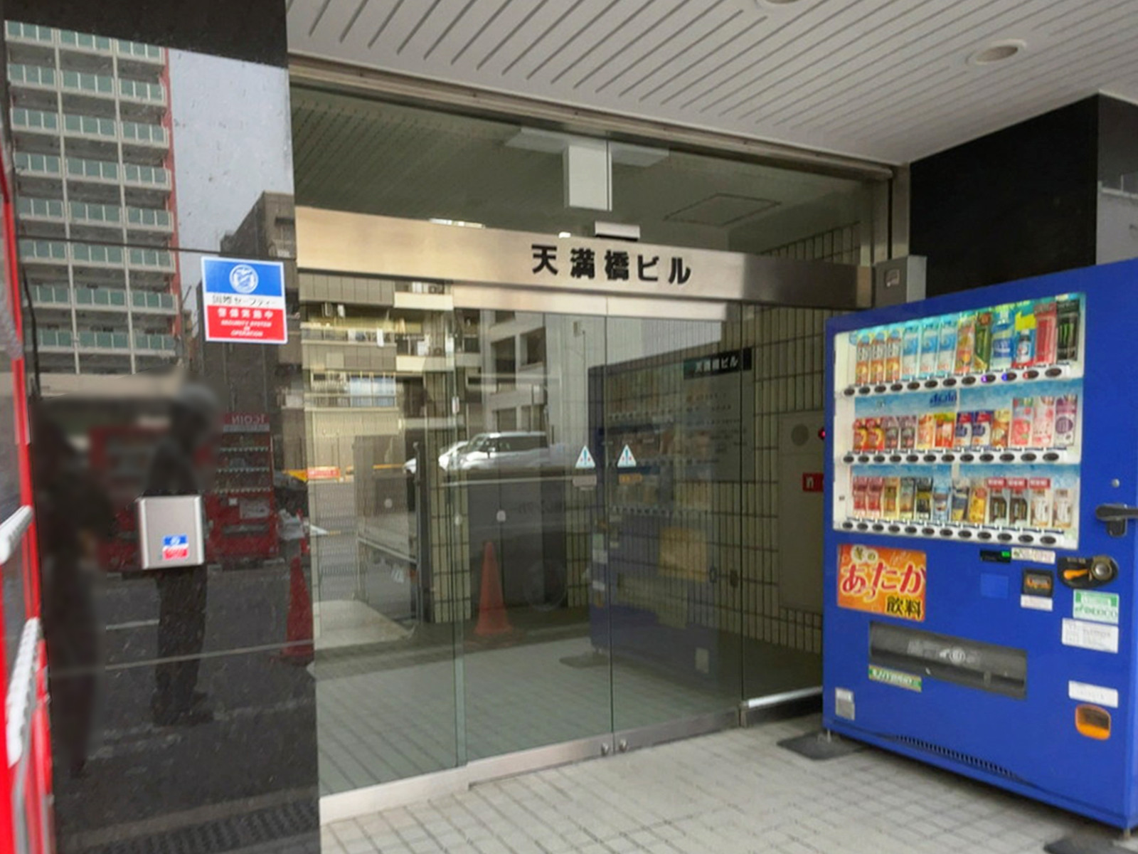 オフィスビル出入口