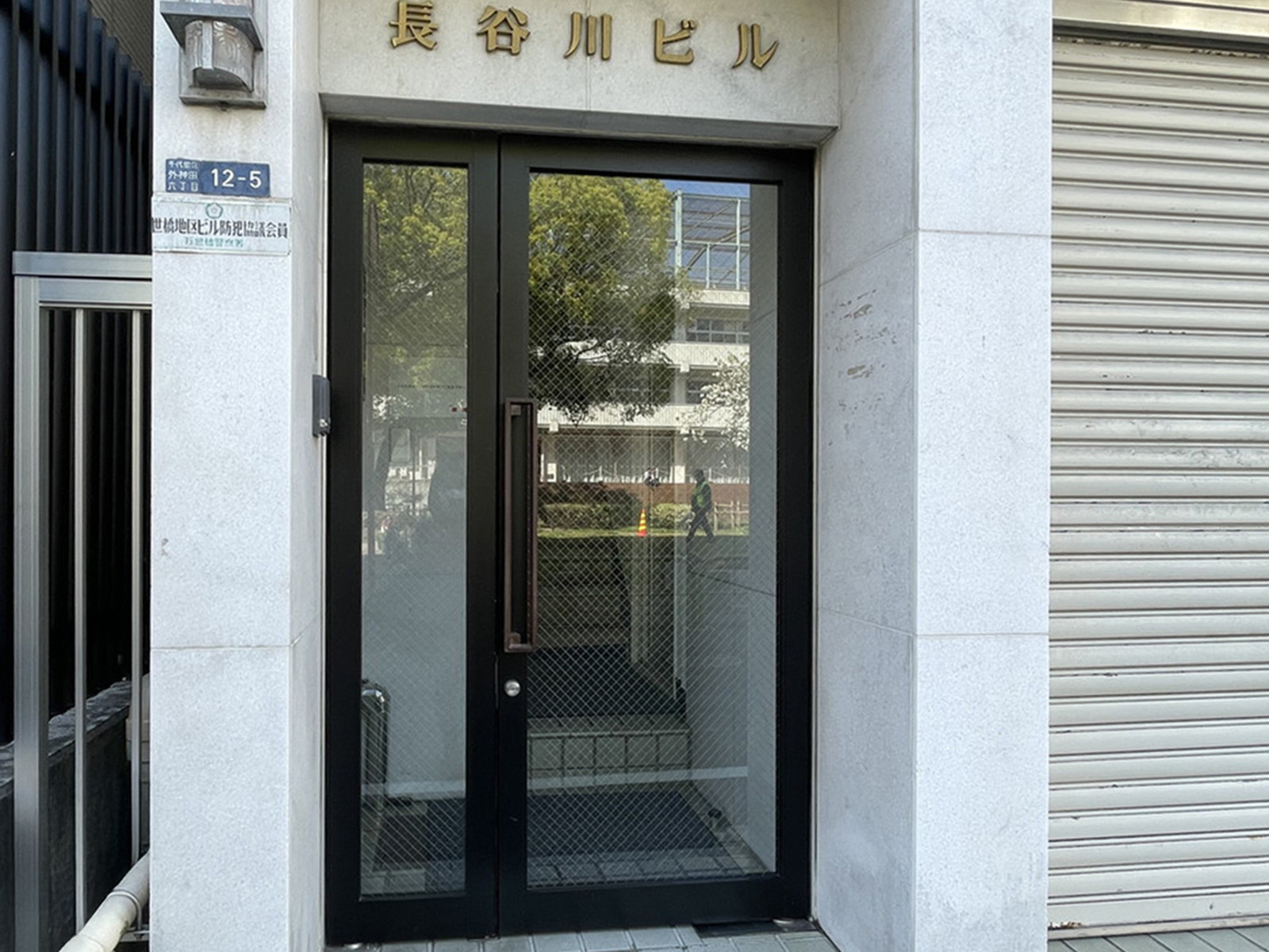 オフィスビル出入口