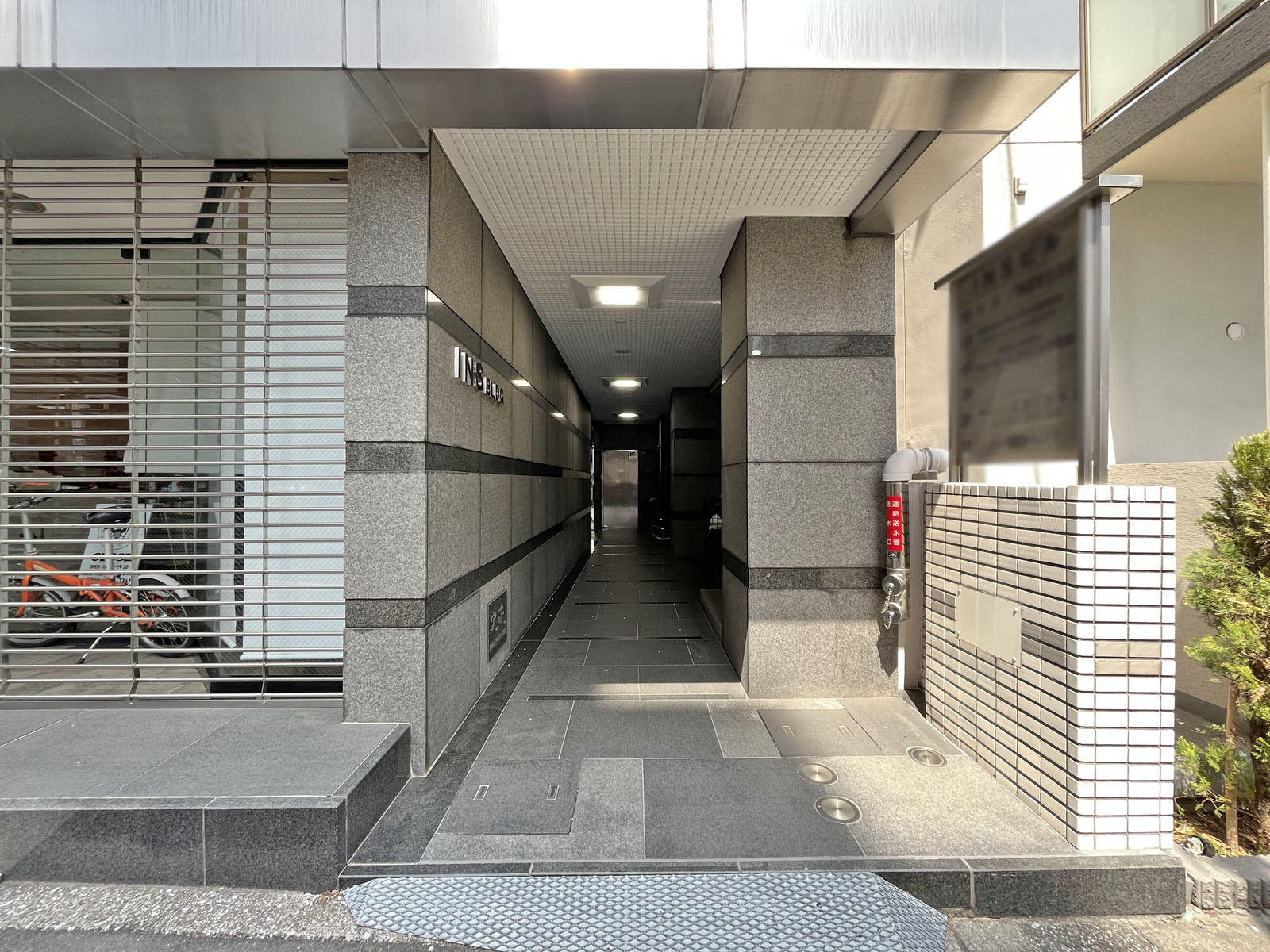 オフィスビル出入口