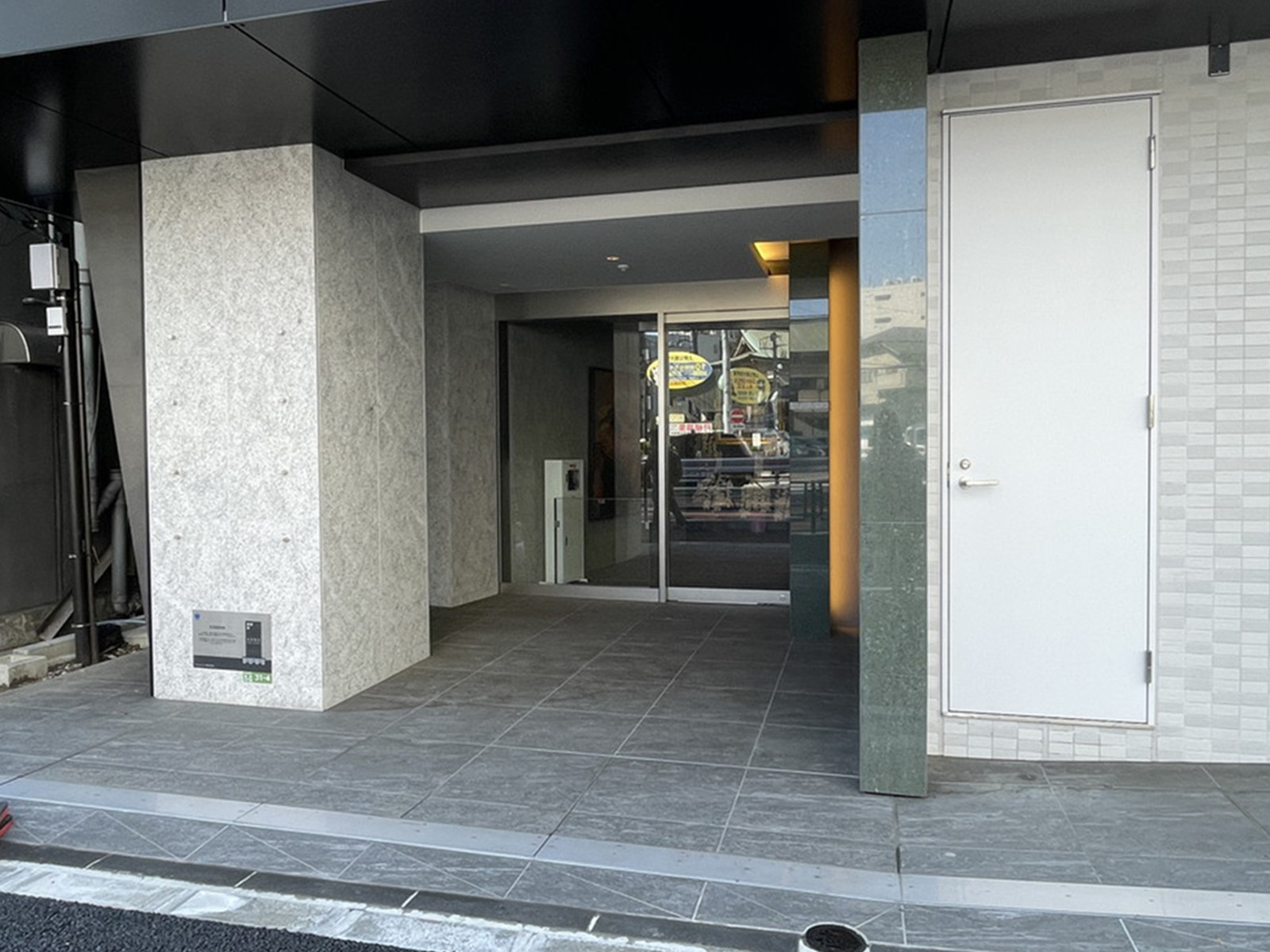 オフィスビル出入口