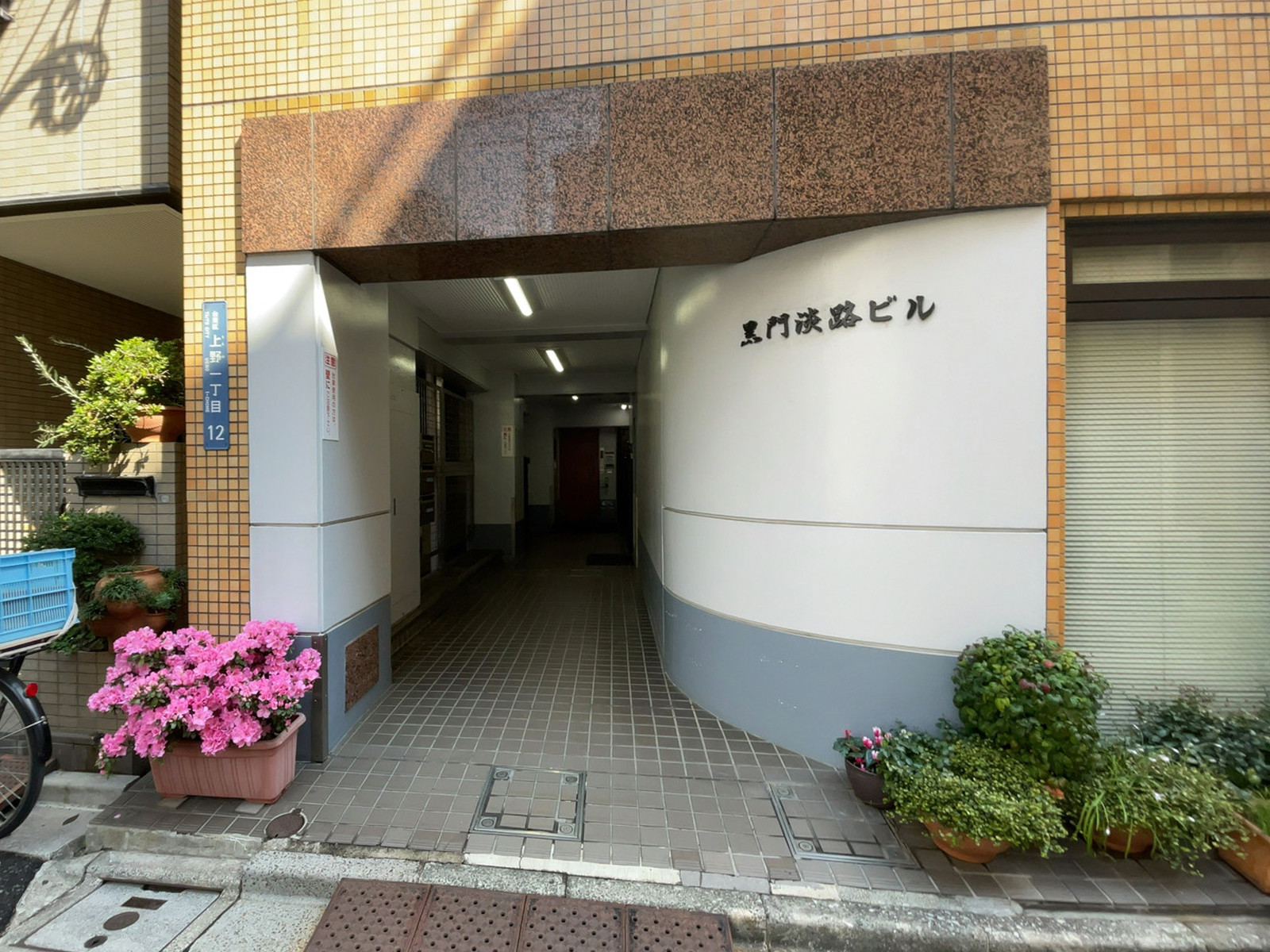 オフィスビル出入口