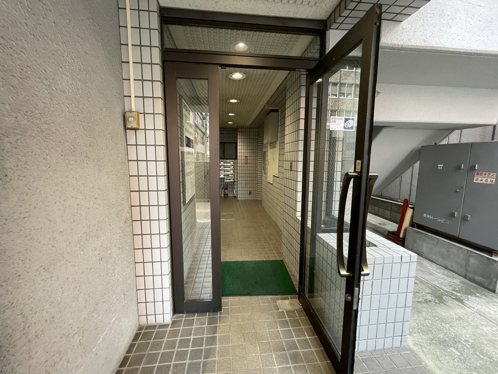 オフィスビル出入口