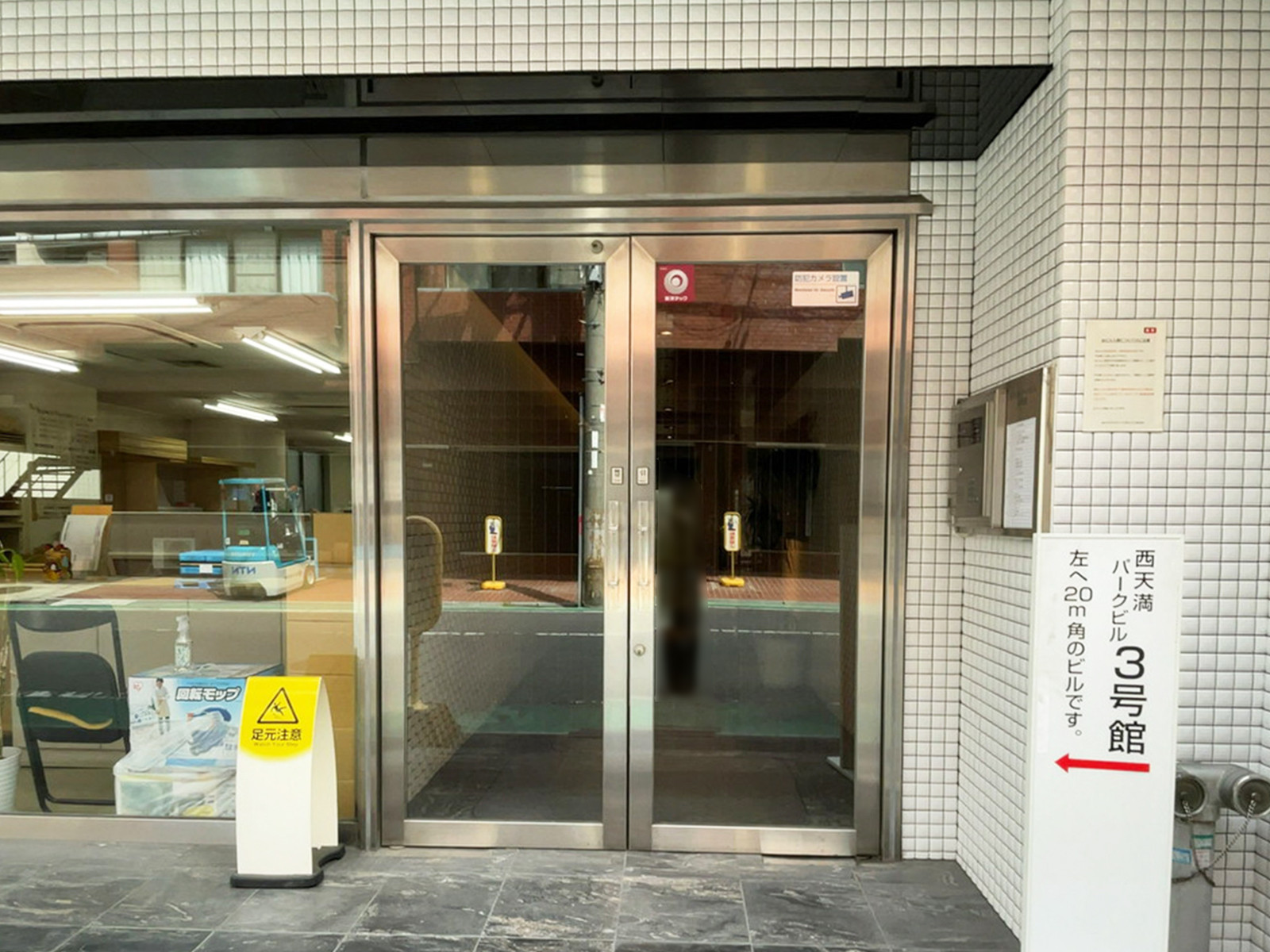 オフィスビル出入口