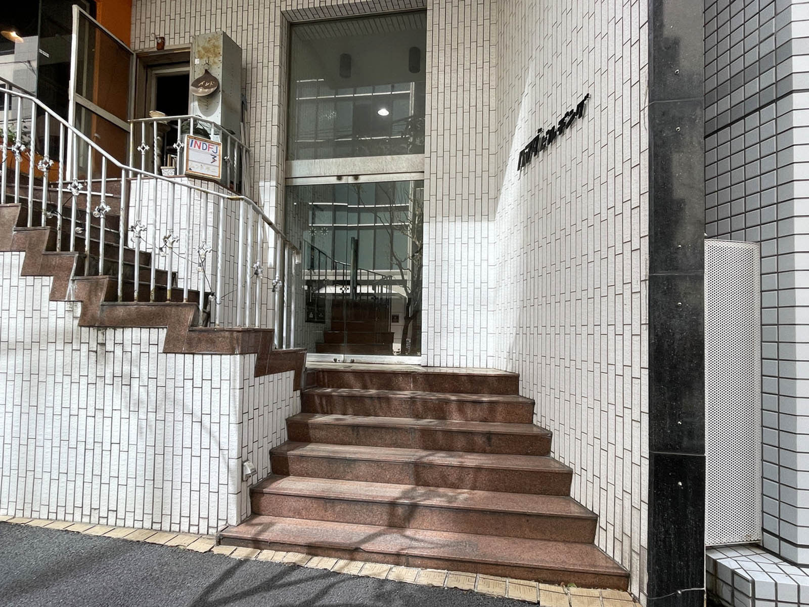 オフィスビル出入口