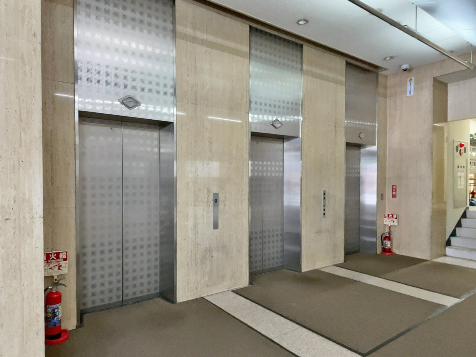 エレベーター(3基)