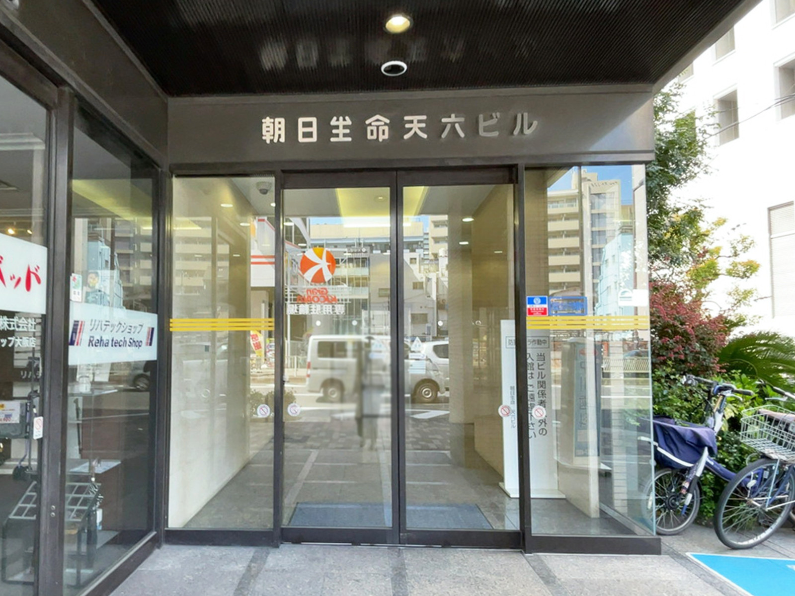 オフィスビル出入口
