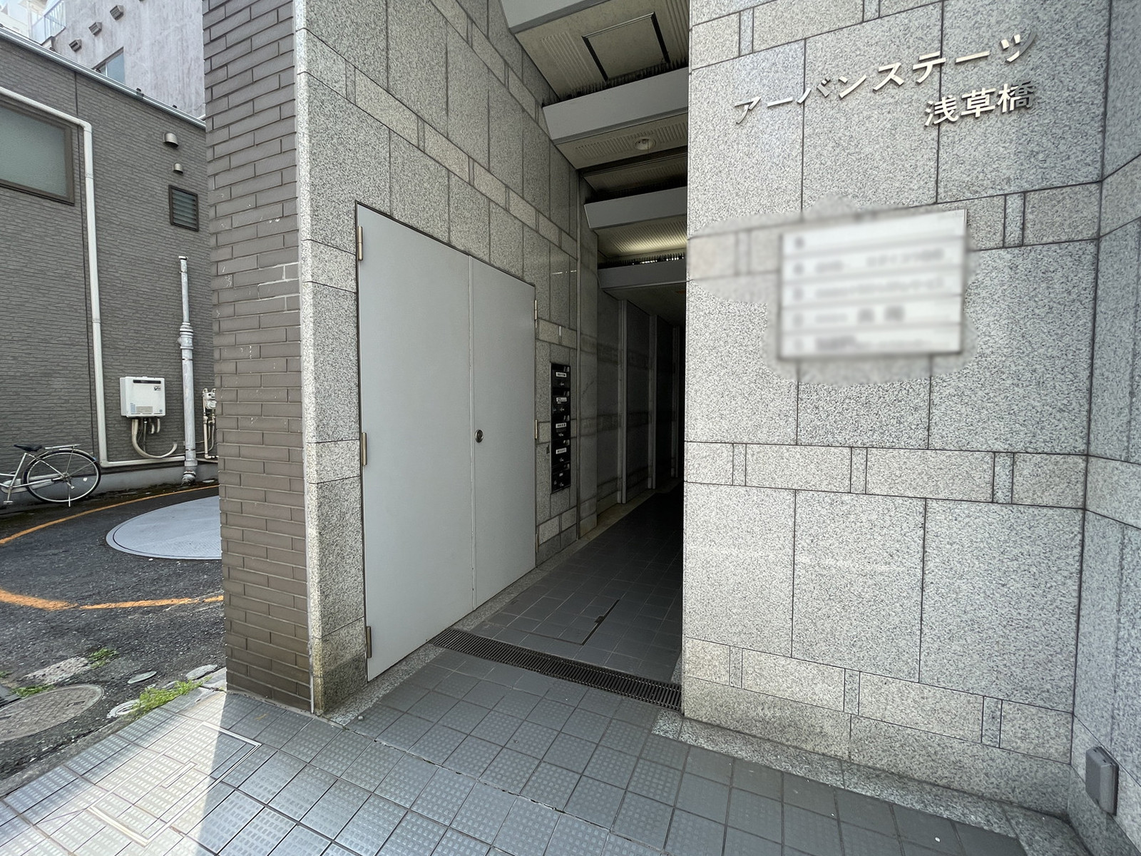 オフィスビル出入口