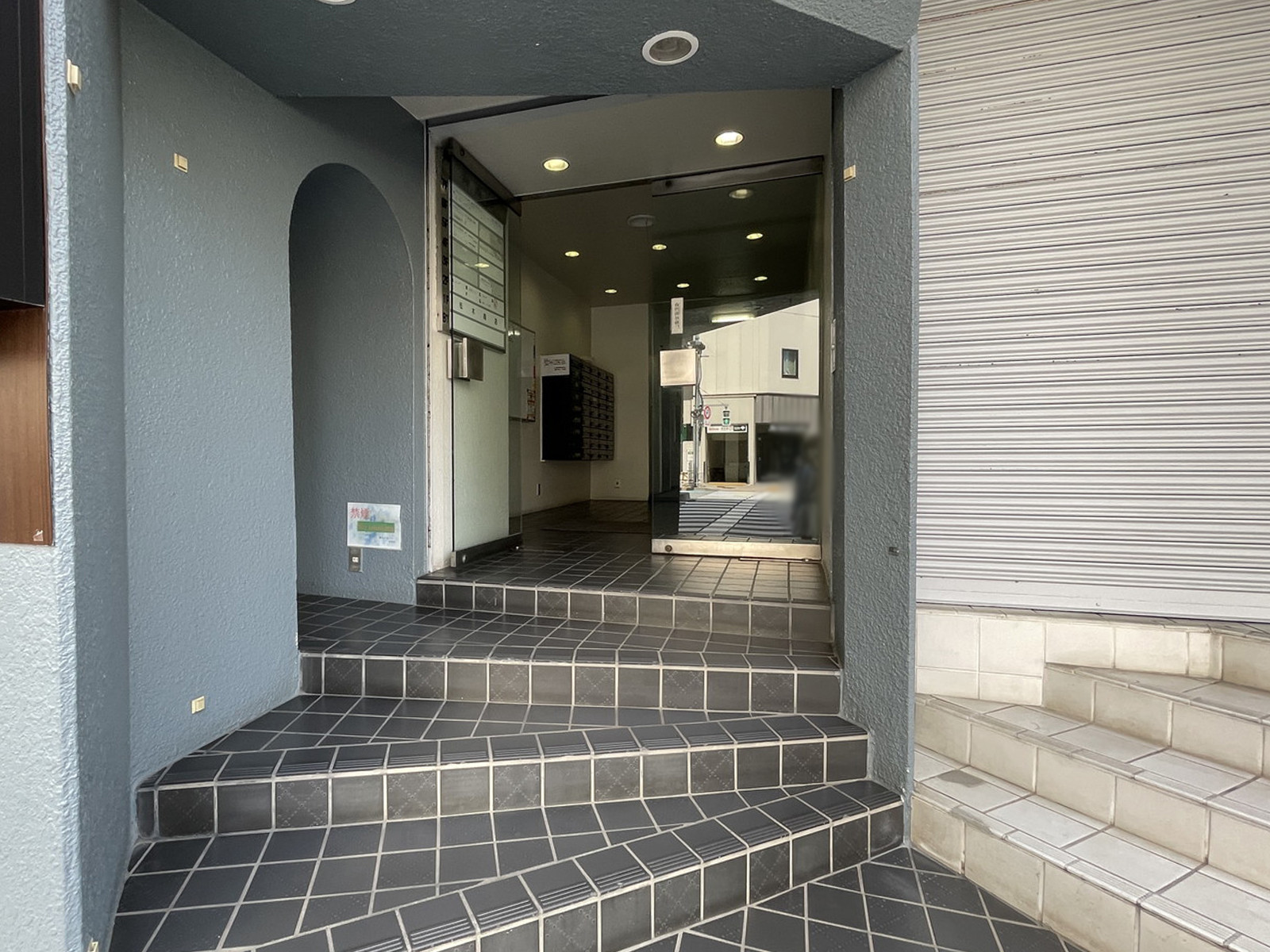 オフィスビル出入口