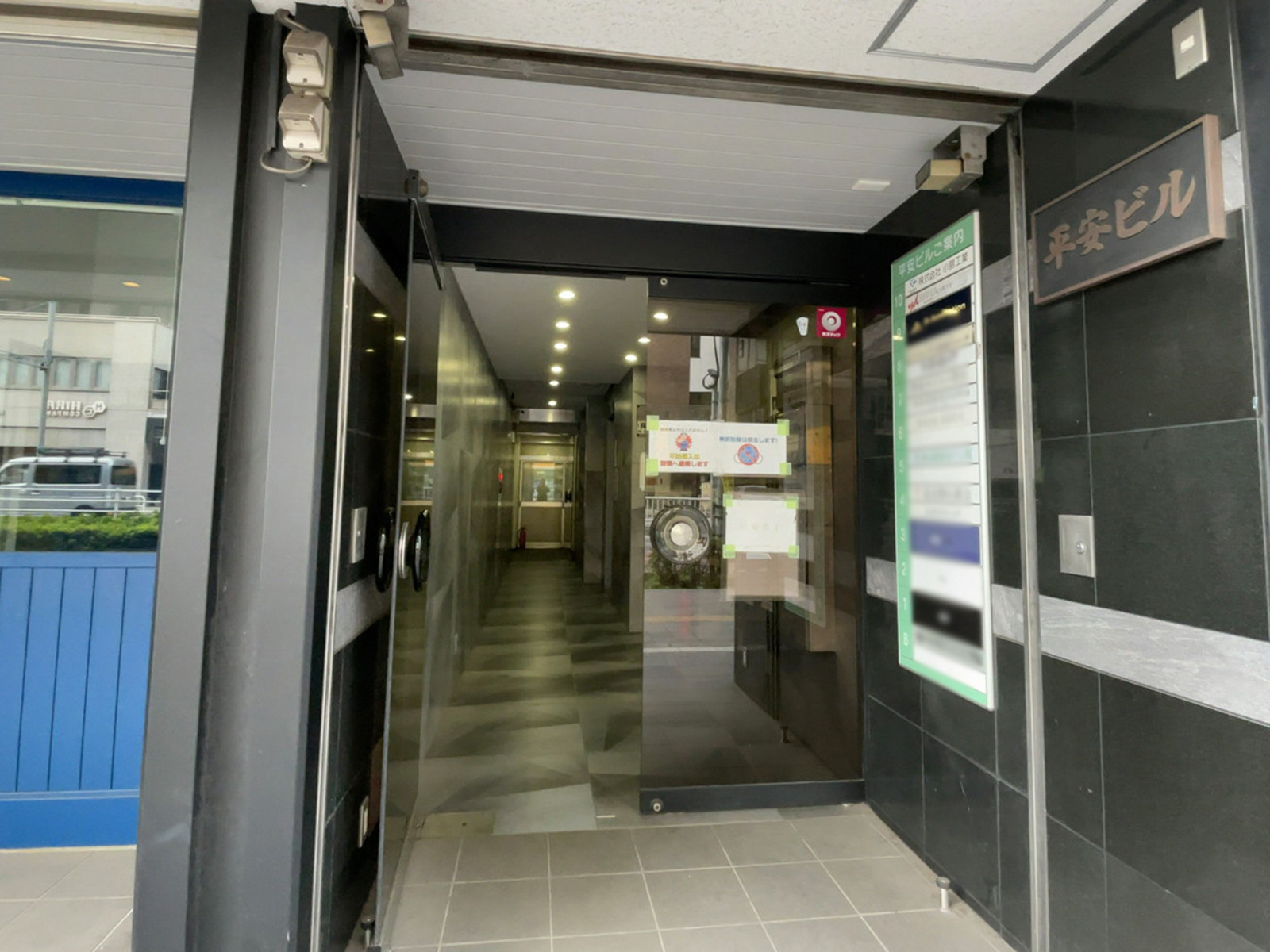 オフィスビル出入口