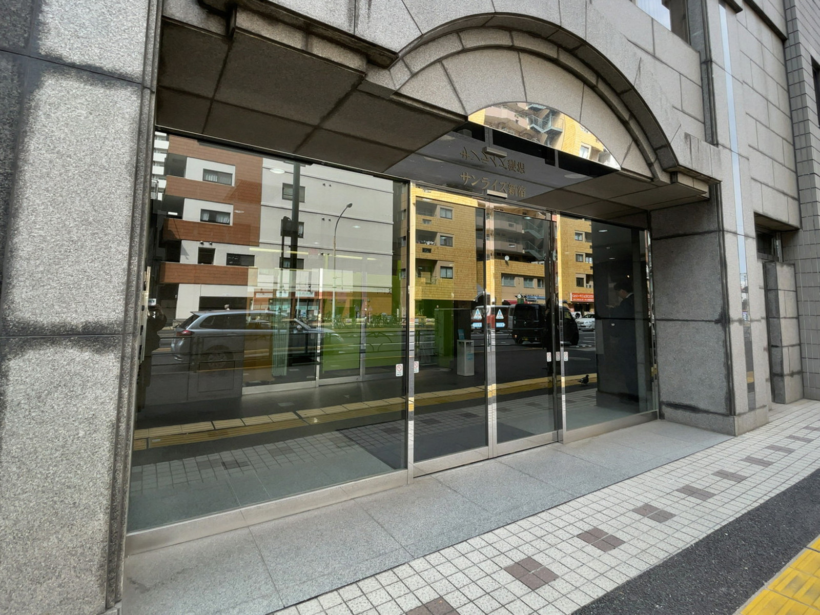 オフィスビル出入口