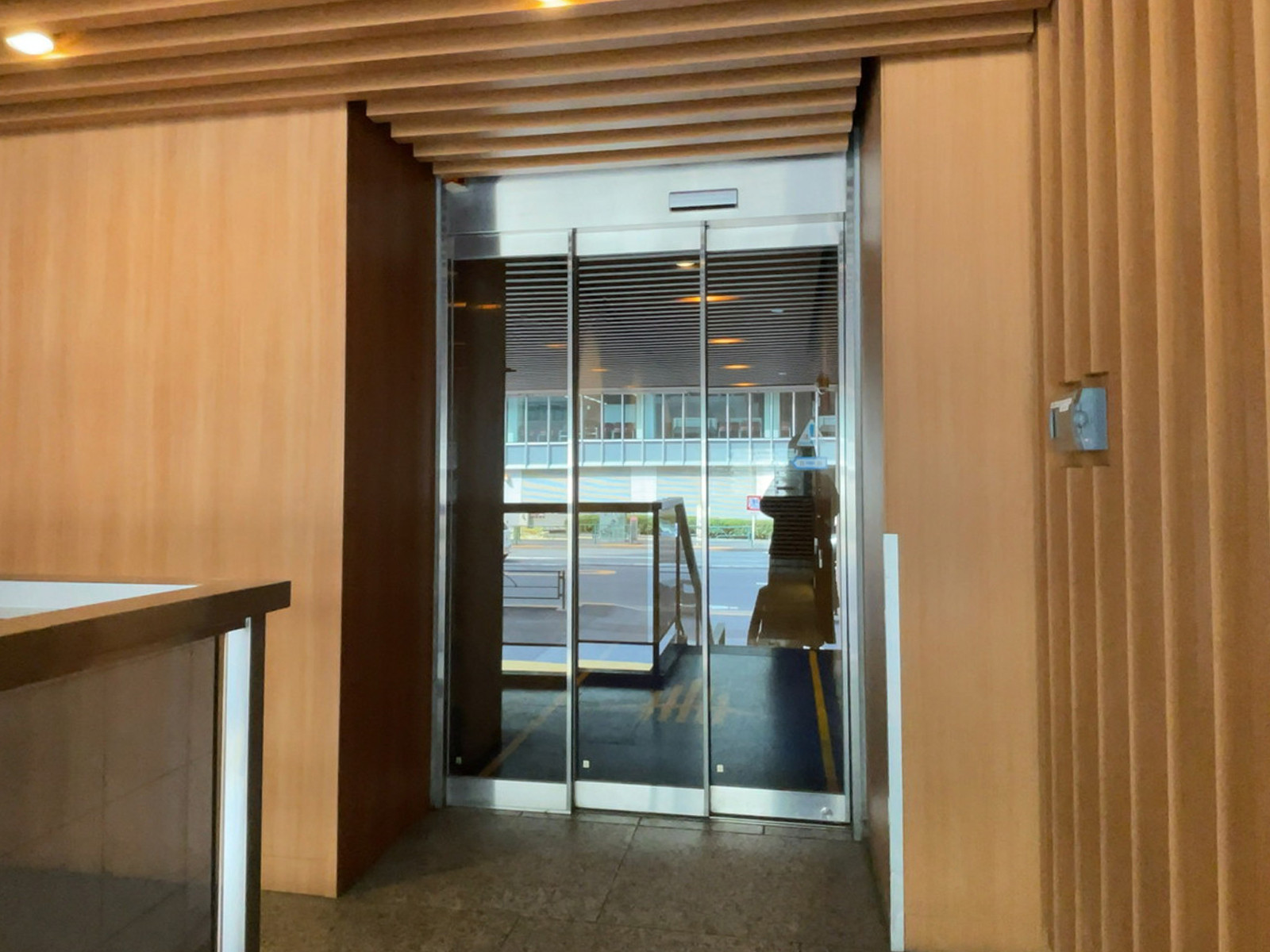 オフィスビル出入口