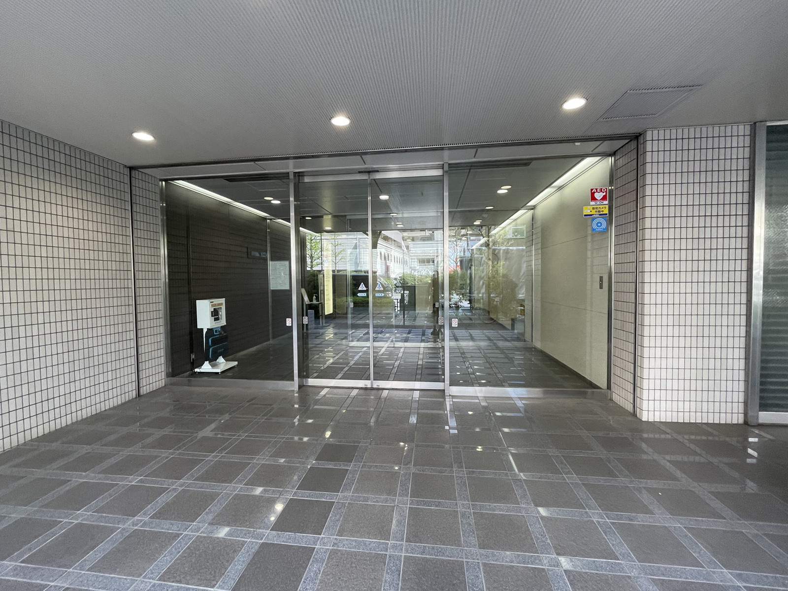 オフィスビル出入口