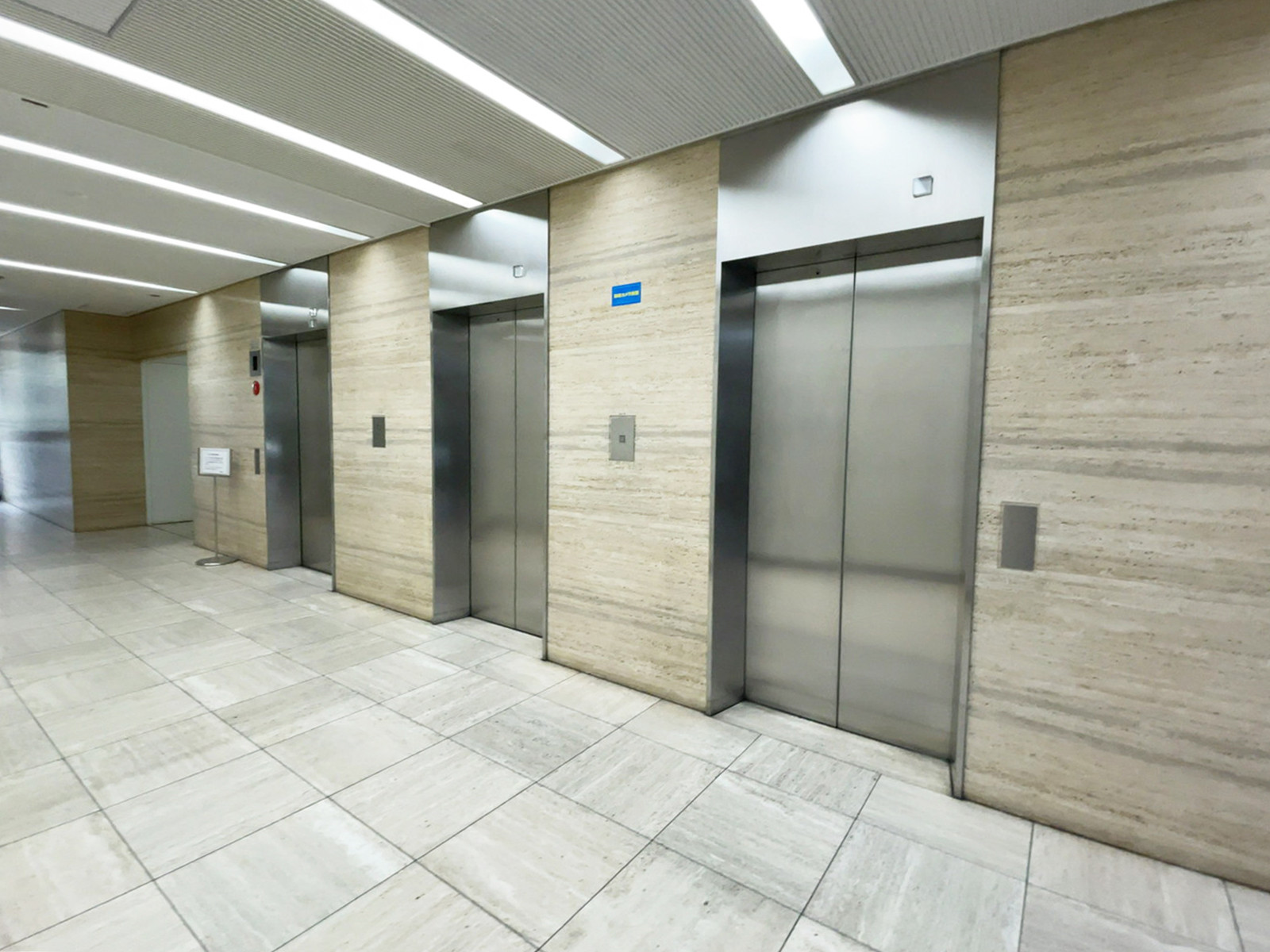 エレベーター(3基)