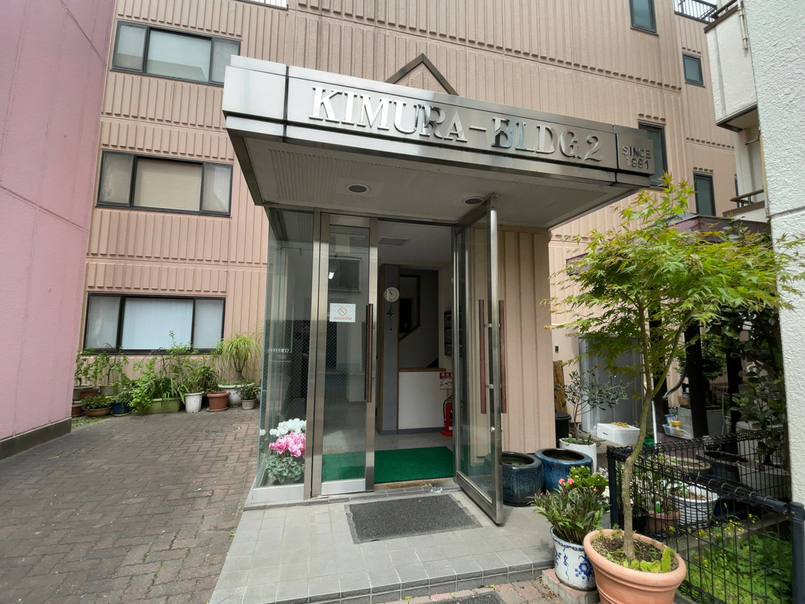 オフィスビル出入口