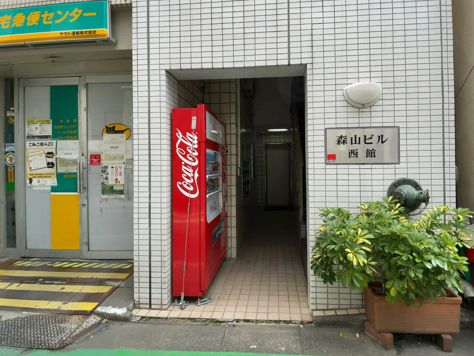 オフィスビル出入口(西館)