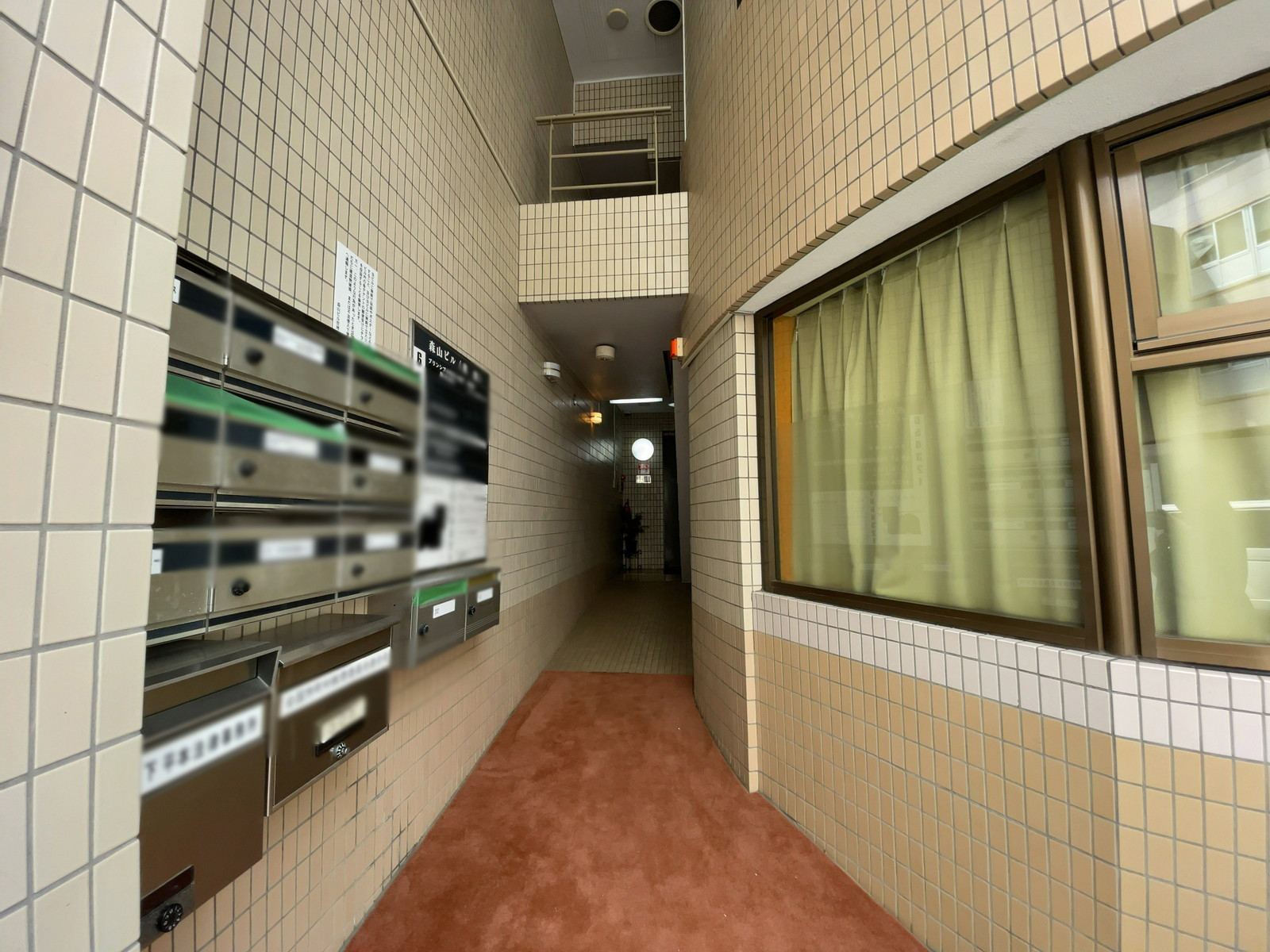 オフィスビル出入口(東館)