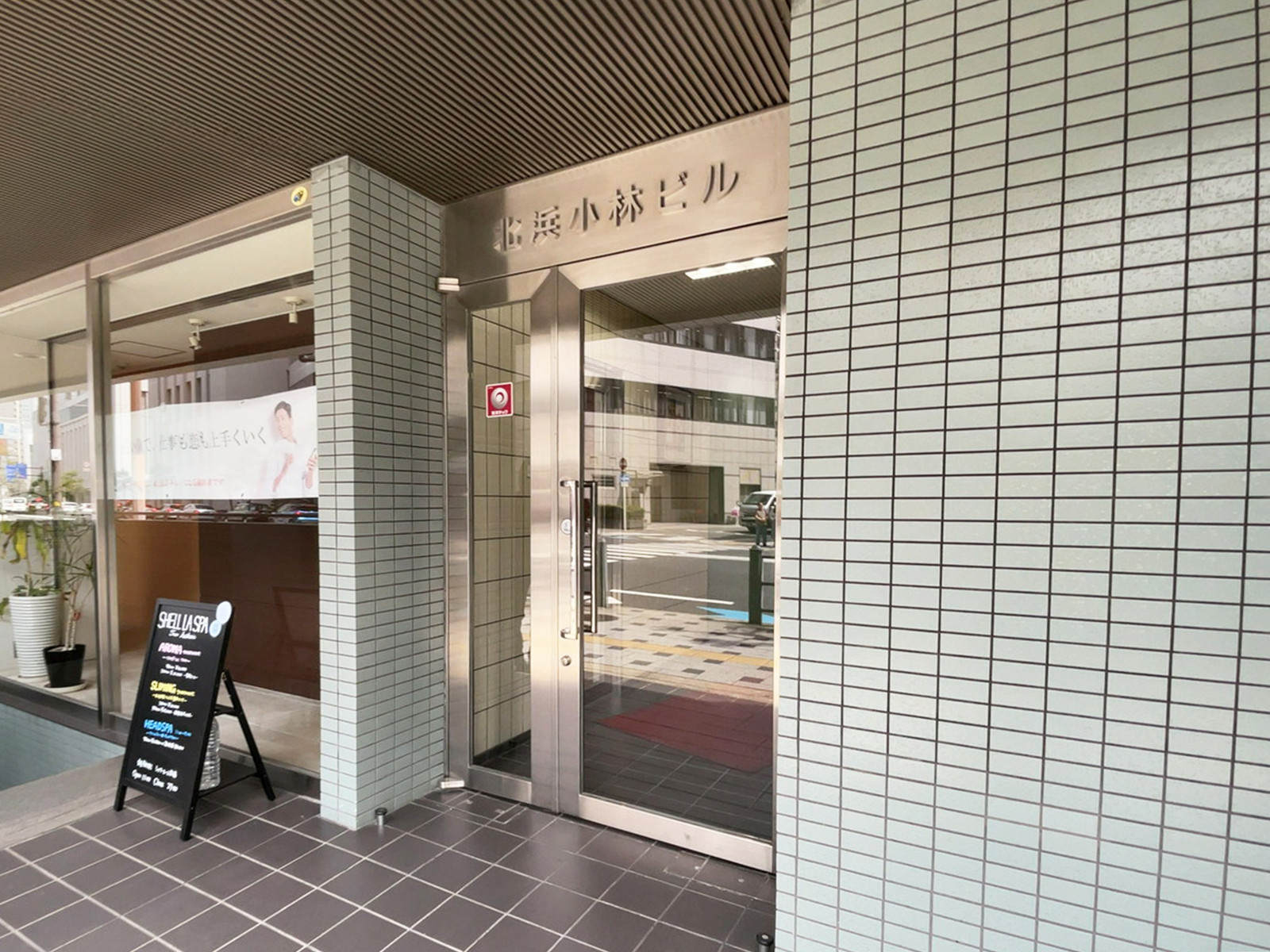 オフィスビル出入口