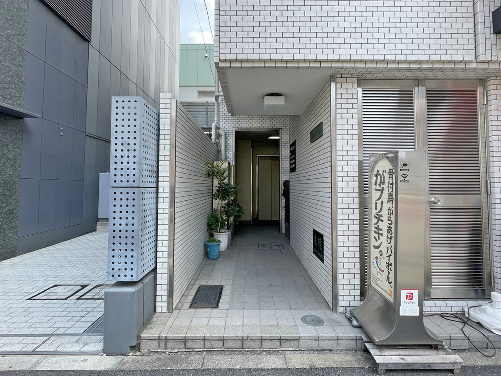 オフィスビル出入口