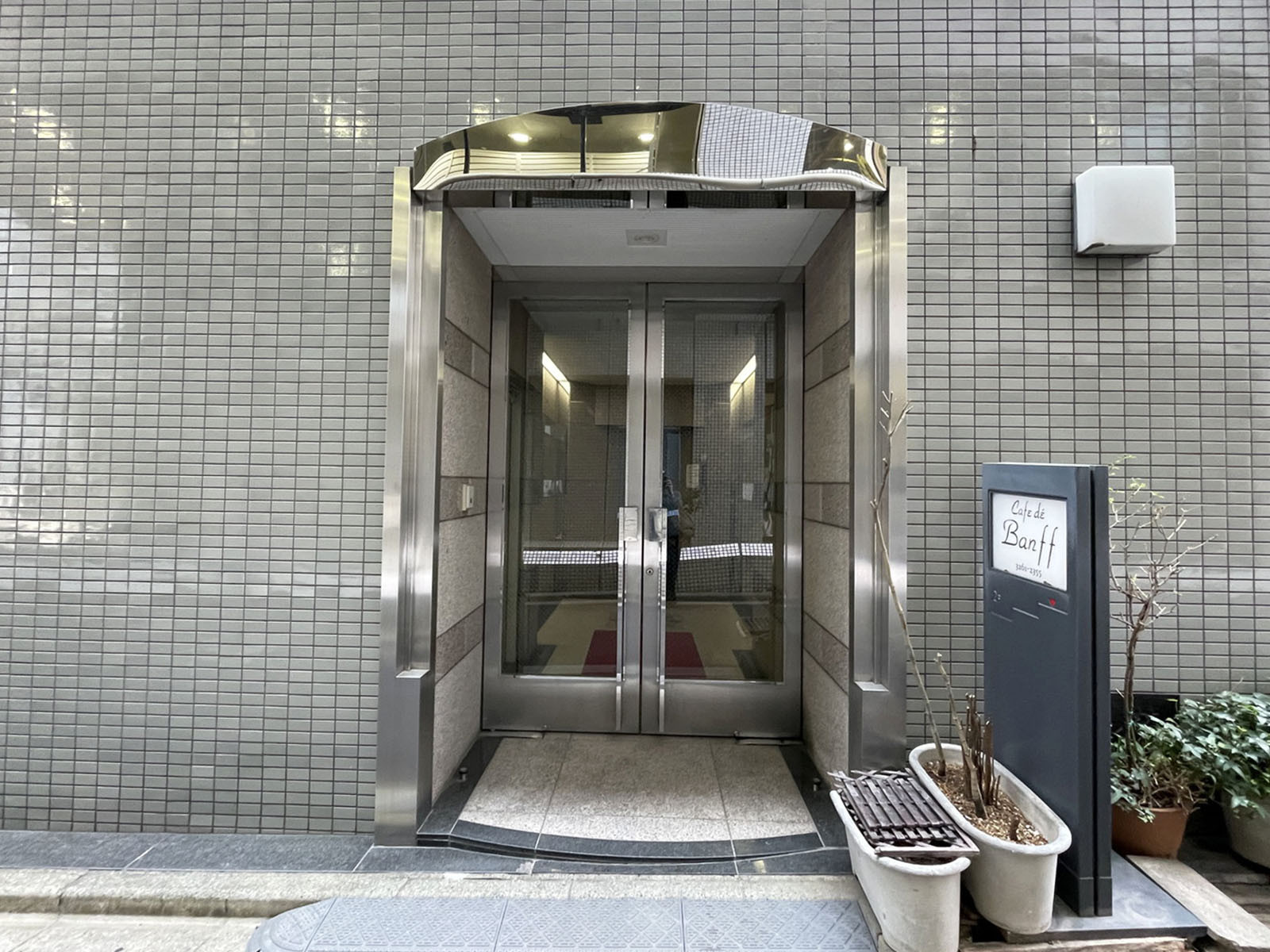 オフィスビル出入口