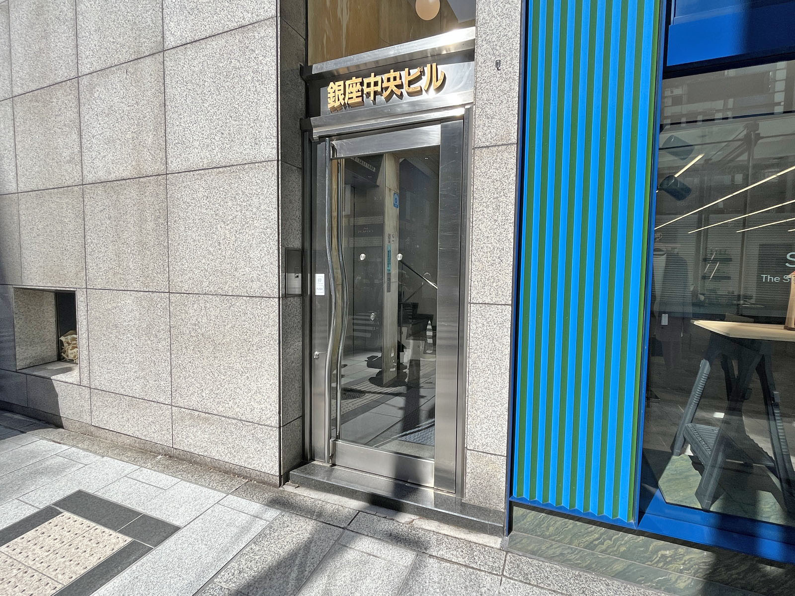 オフィスビル出入口