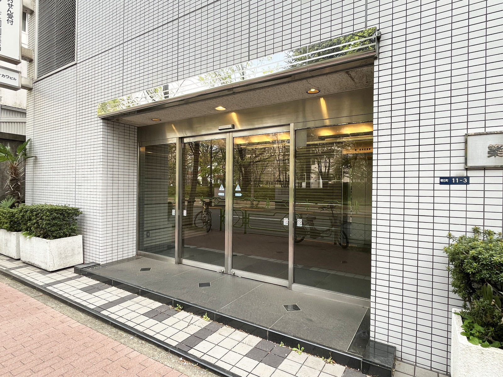 オフィスビル出入口