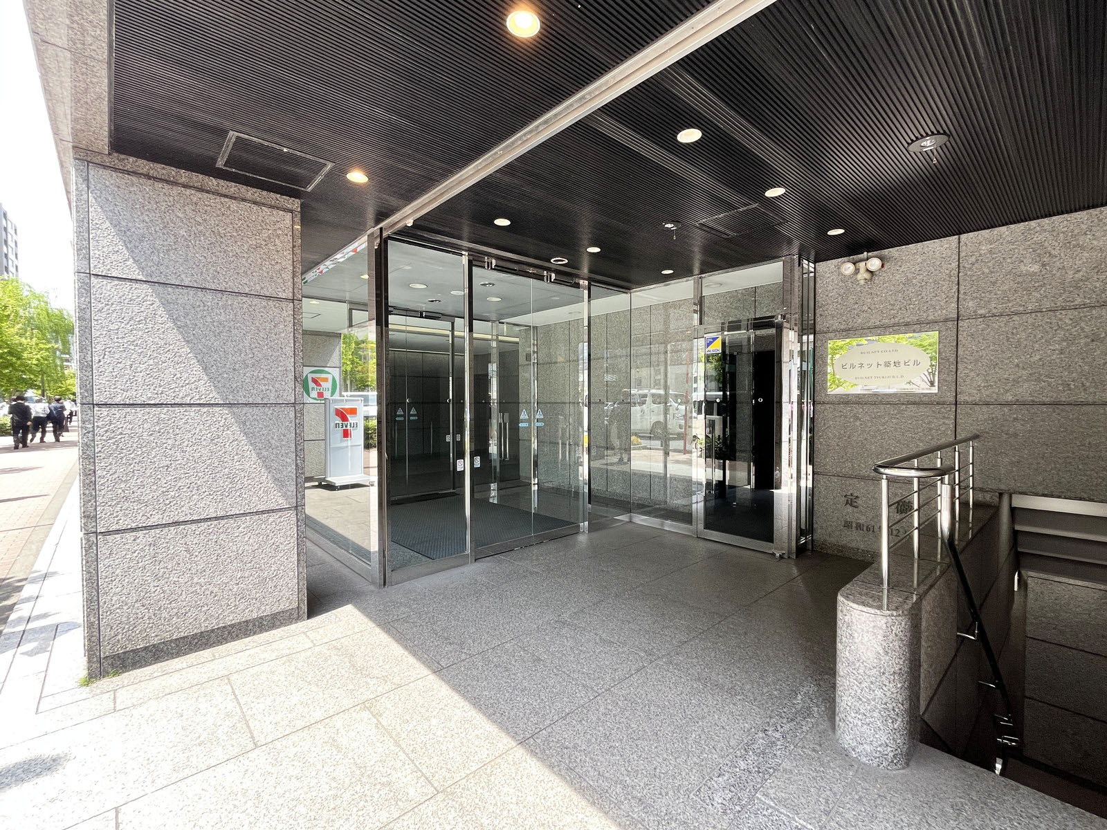 オフィスビル出入口