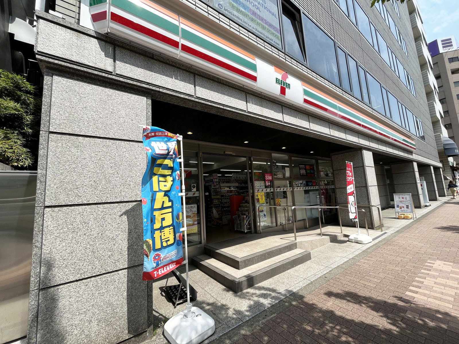 1階のセブン-イレブン 築地駅前店
