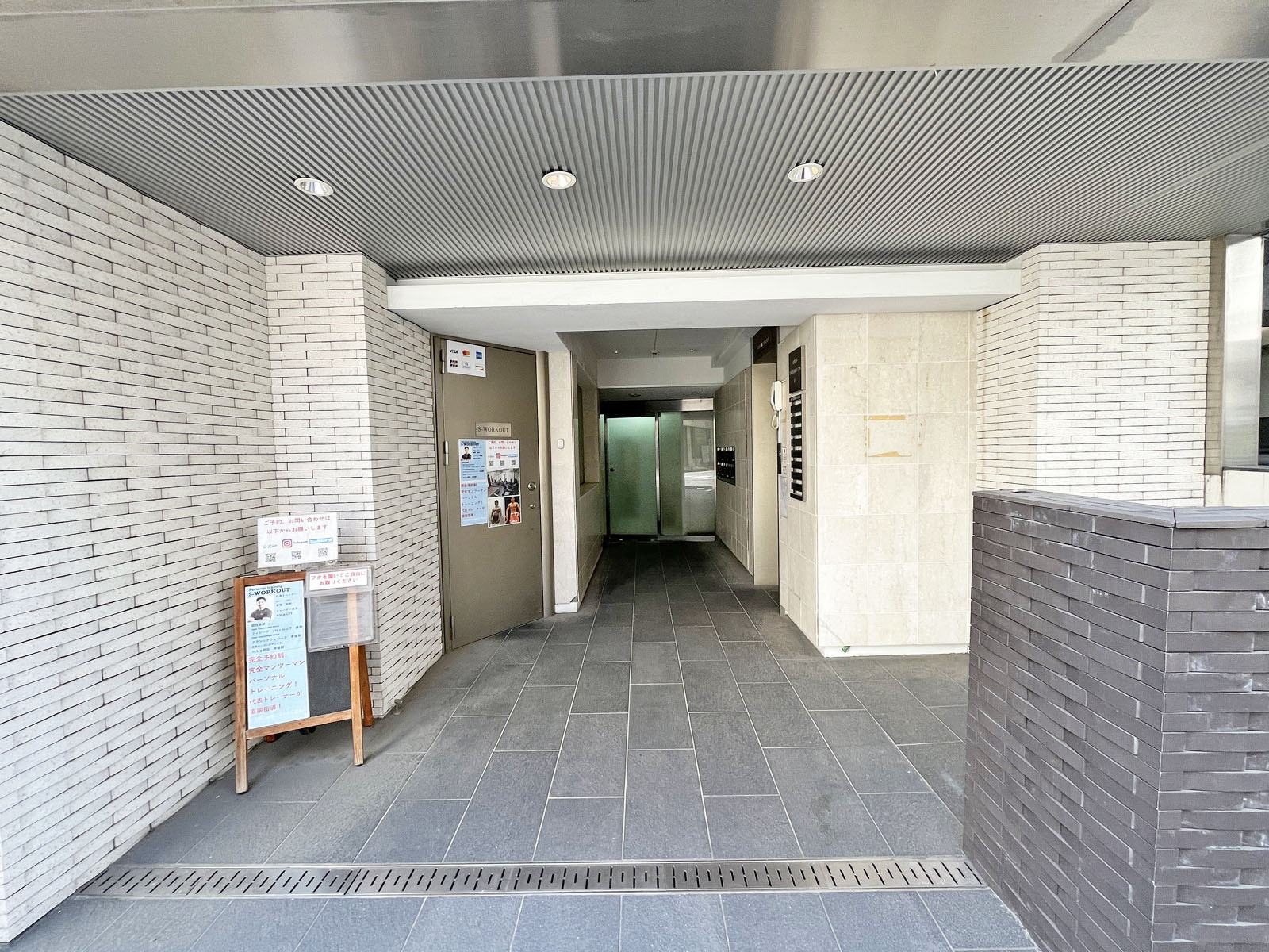 オフィスビル出入口