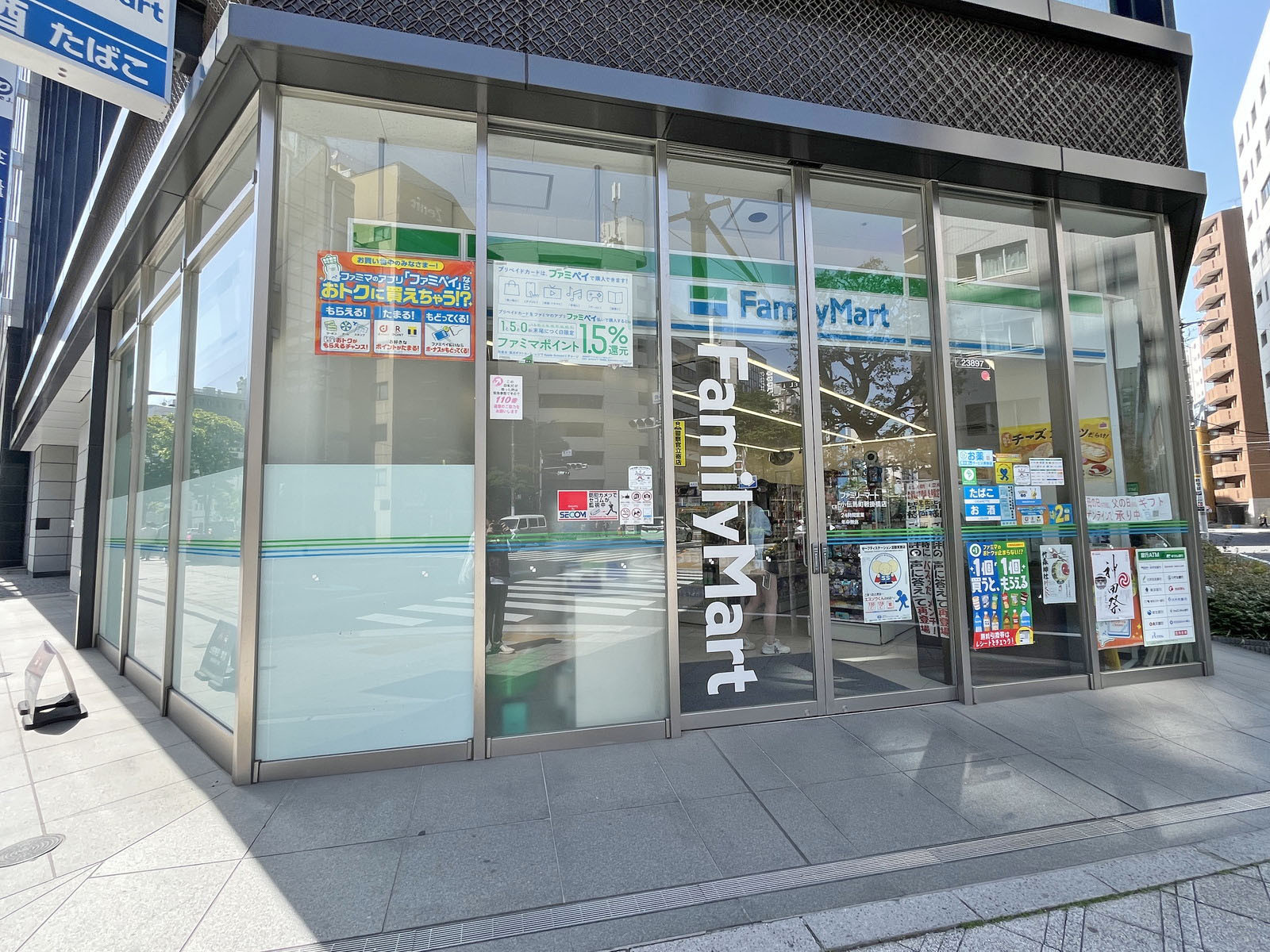 1階のファミリーマート 小伝馬町鞍掛橋店