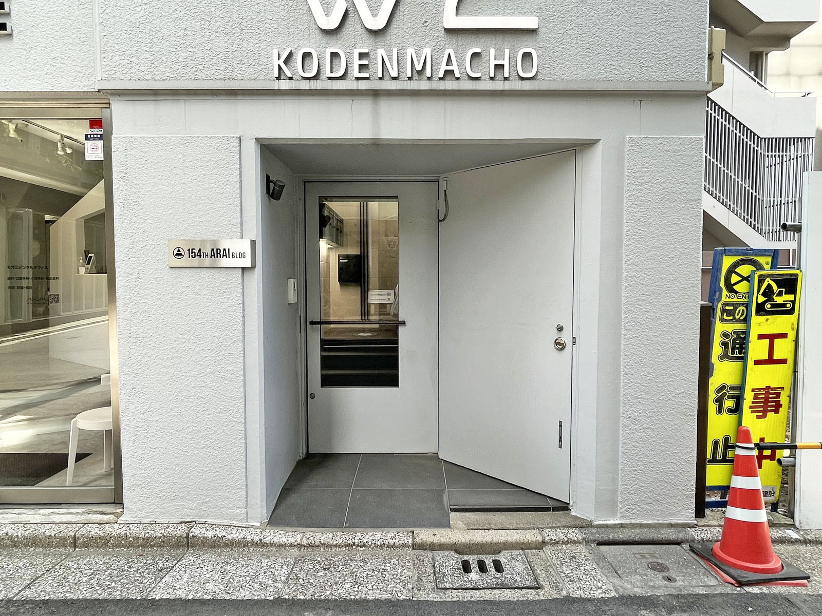 オフィスビル出入口