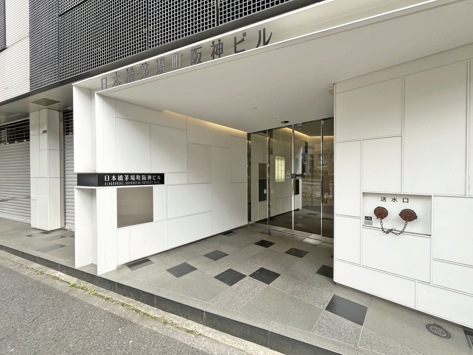オフィスビル出入口