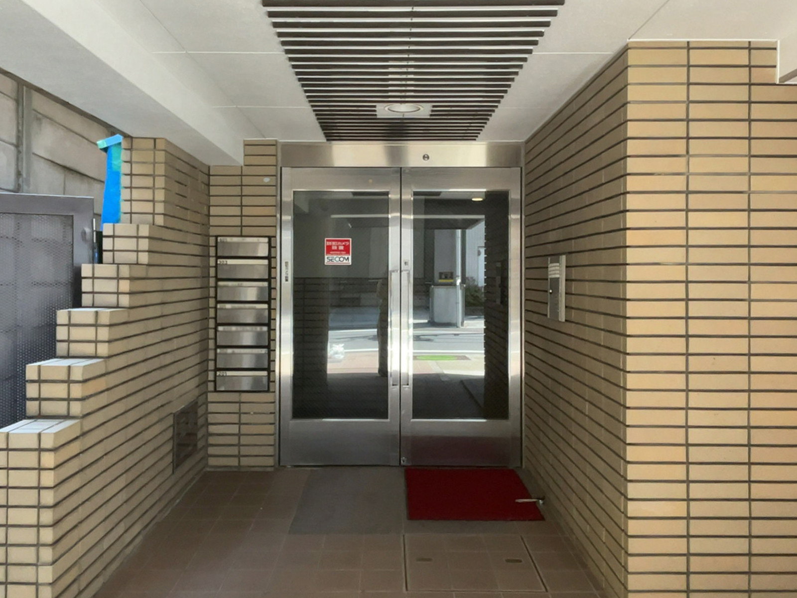 オフィスビル出入口