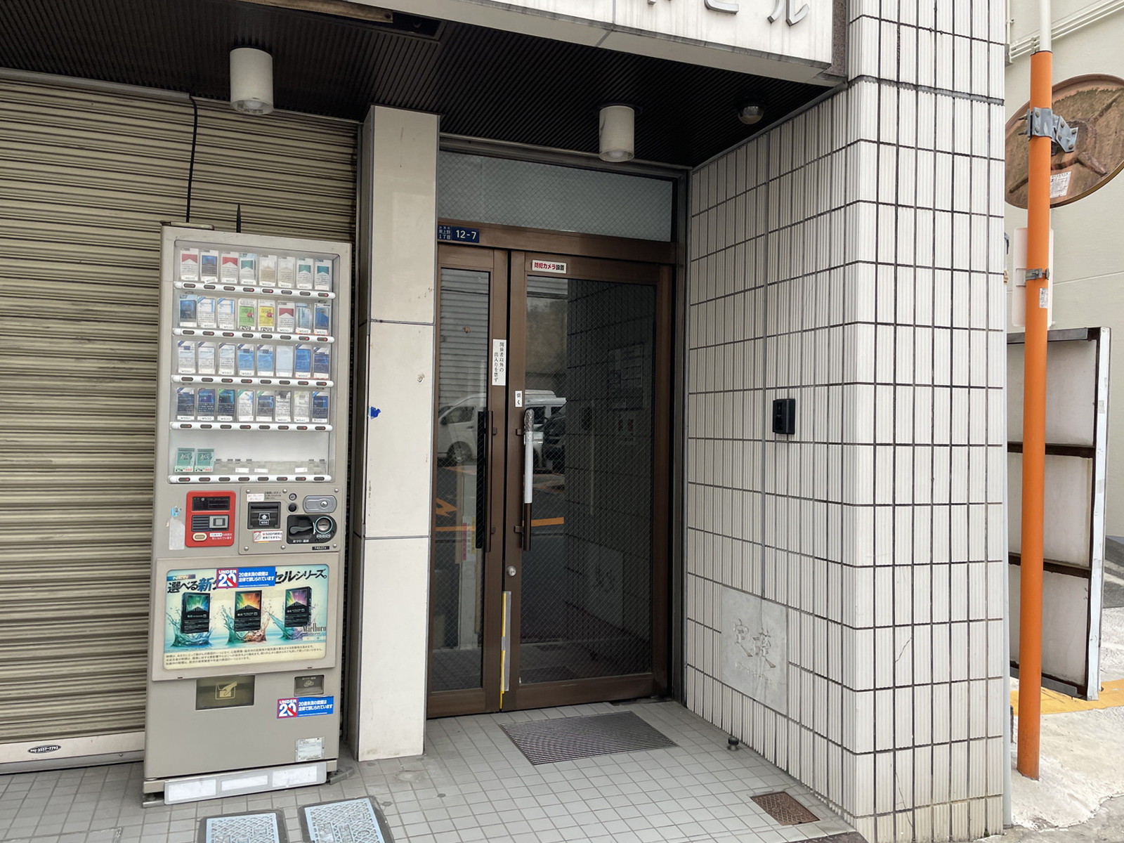 オフィスビル出入口