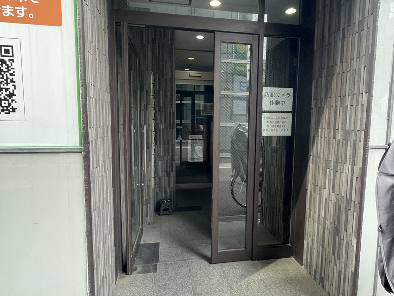 オフィスビル出入口