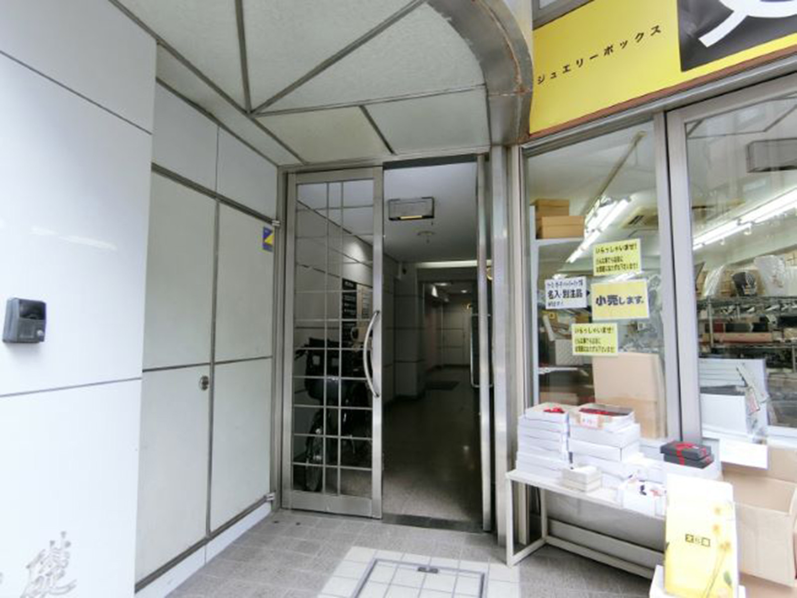 オフィスビル出入口