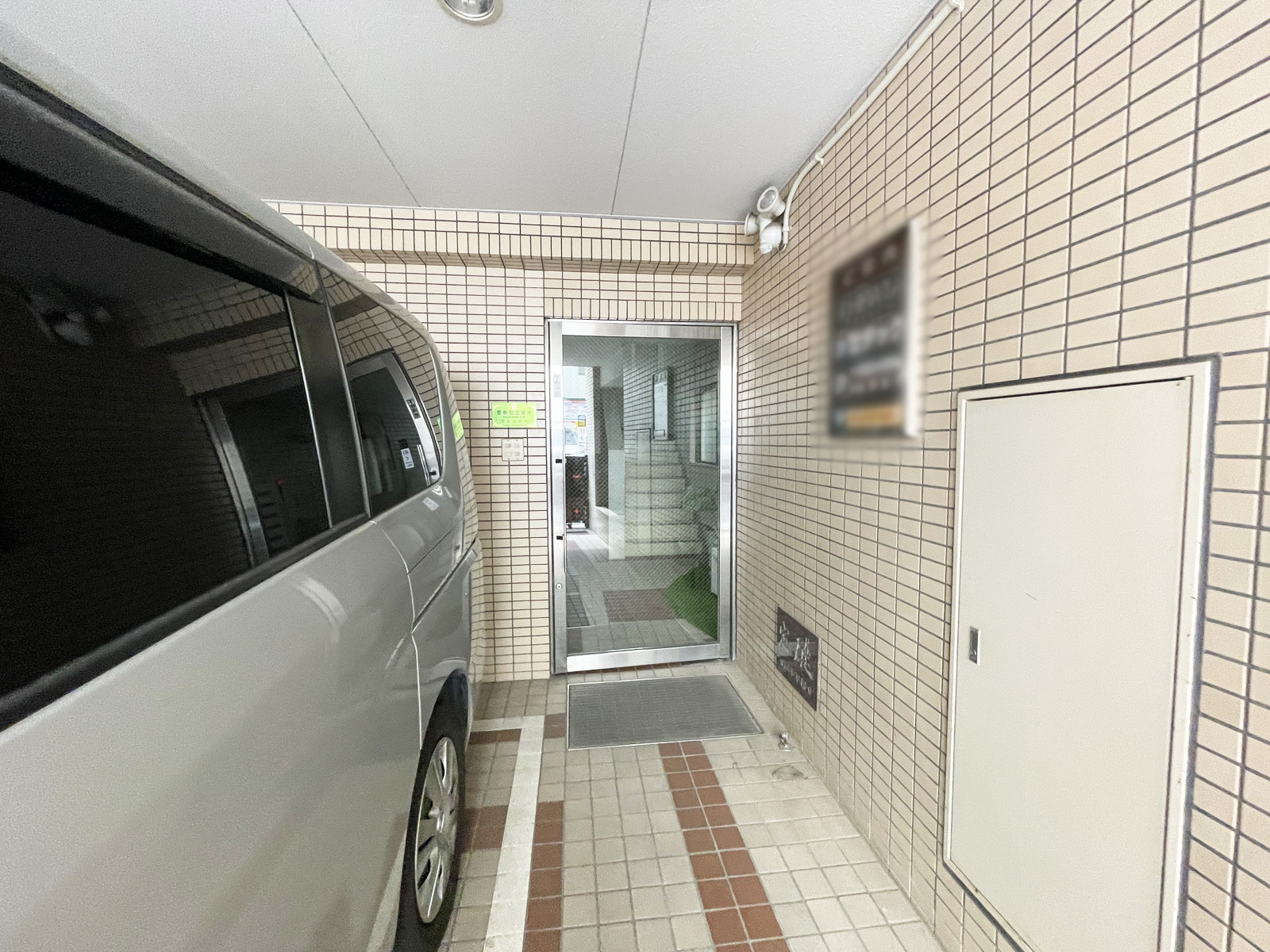 オフィスビル出入口