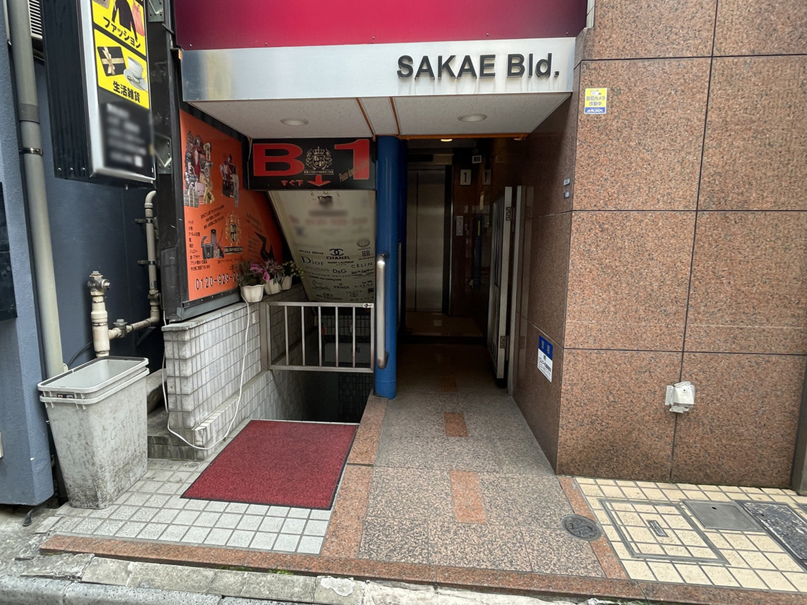 オフィスビル出入口