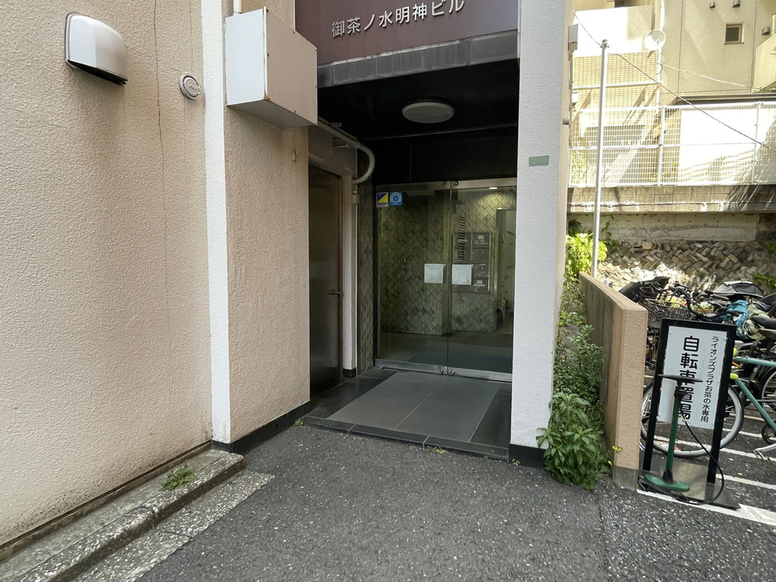 オフィスビル出入口