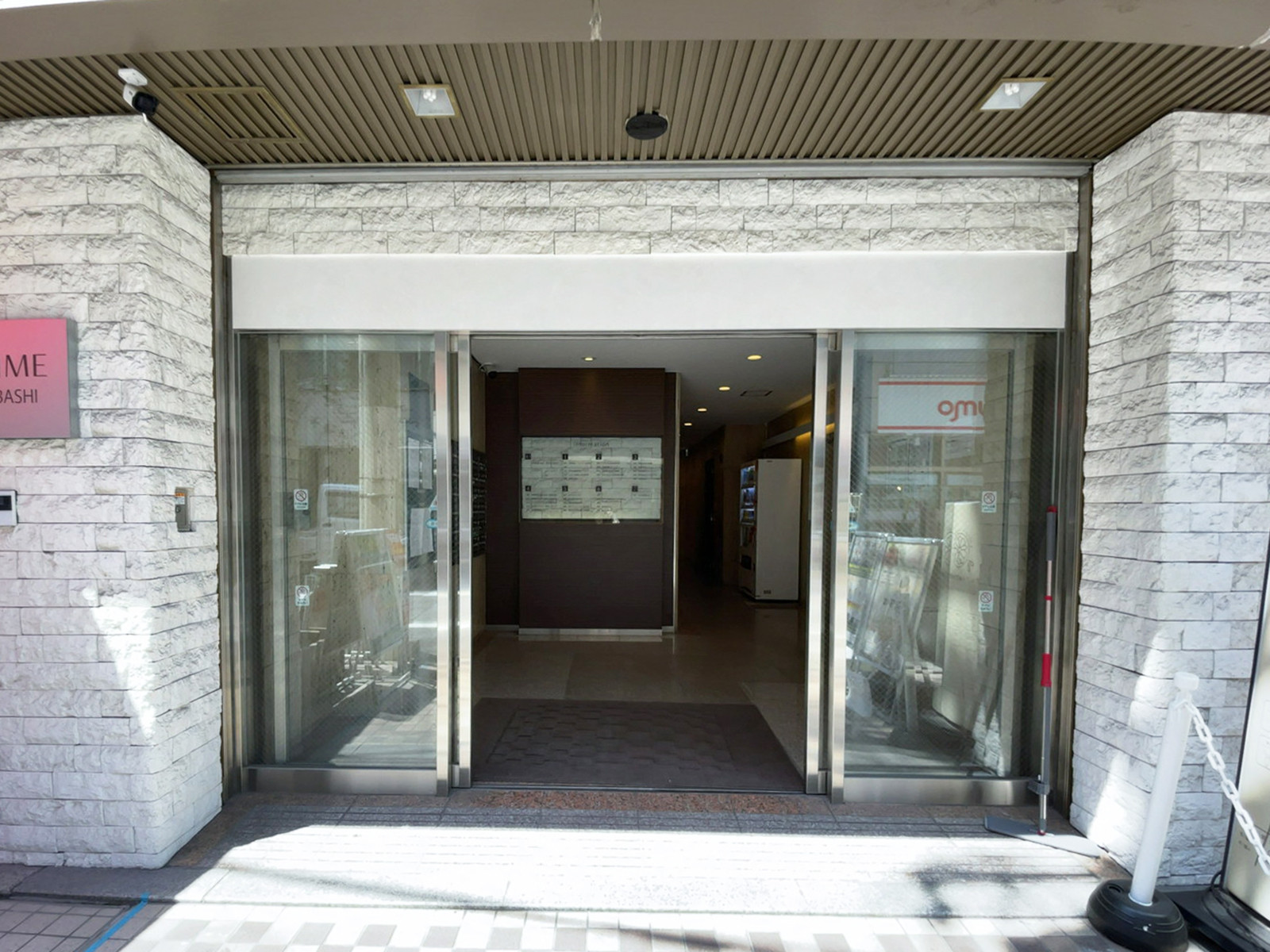 オフィスビル出入口
