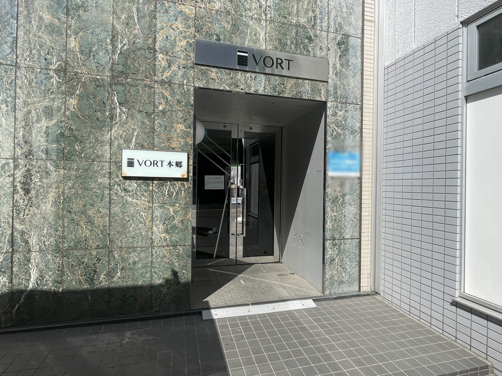 オフィスビル出入口