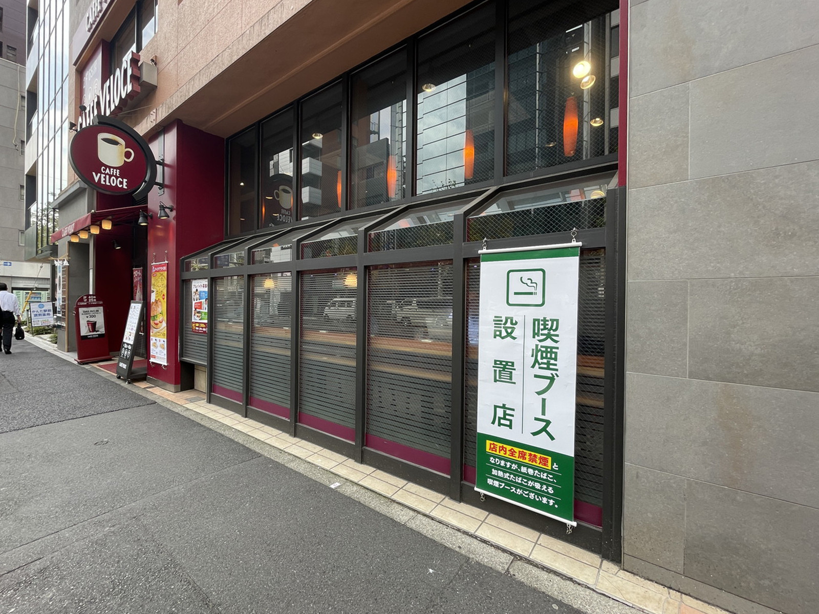 1階のカフェ・ベローチェ 神田駅北口店