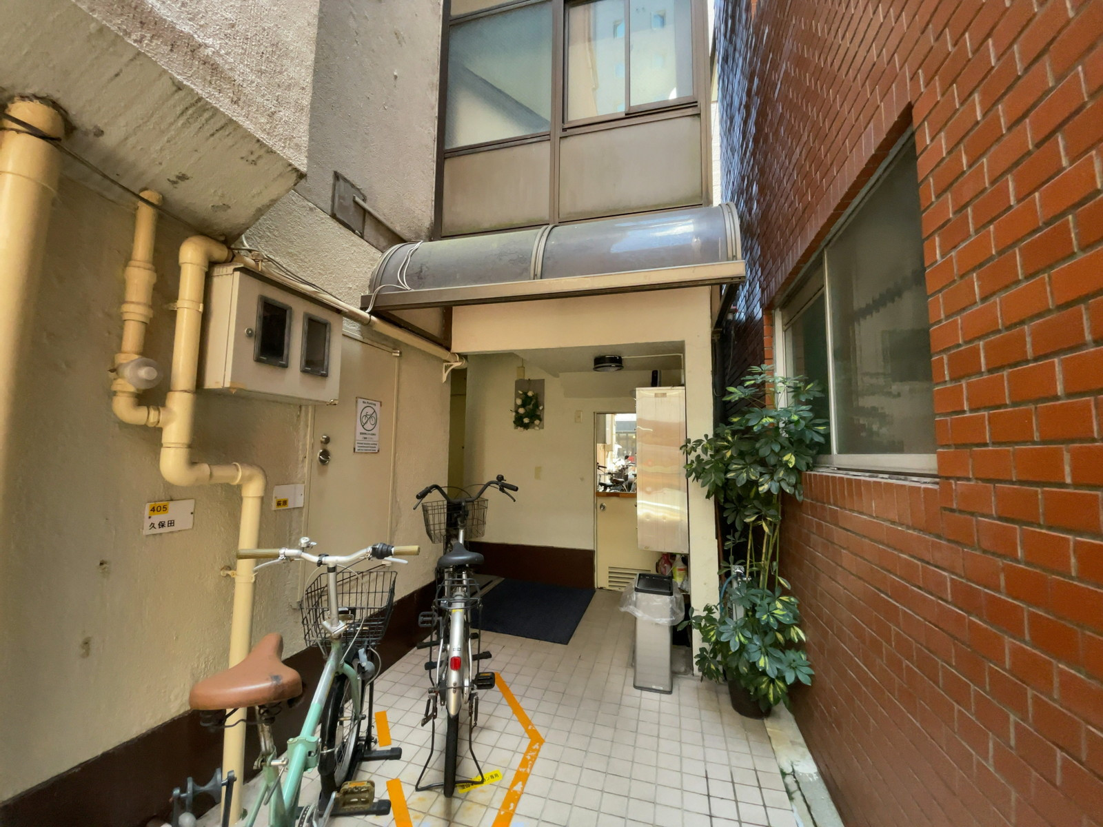 オフィスビル出入口