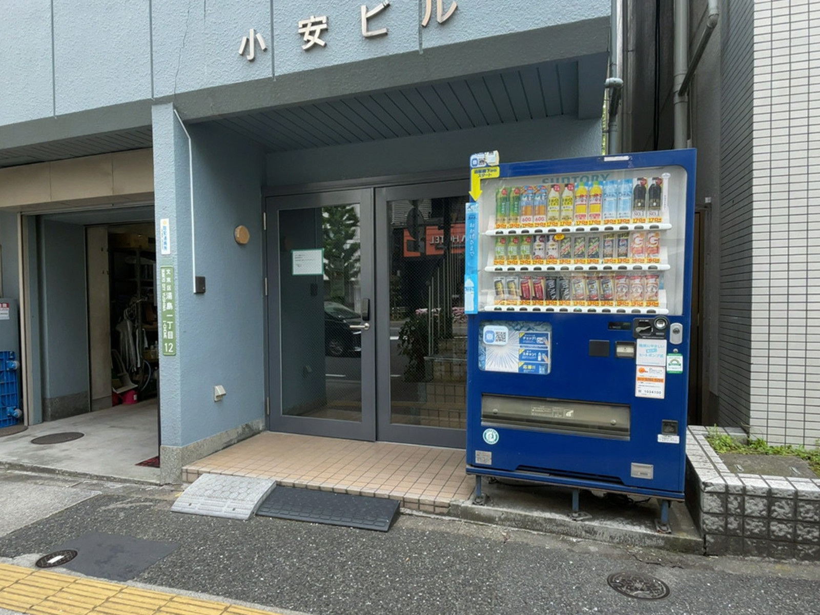 オフィスビル出入口