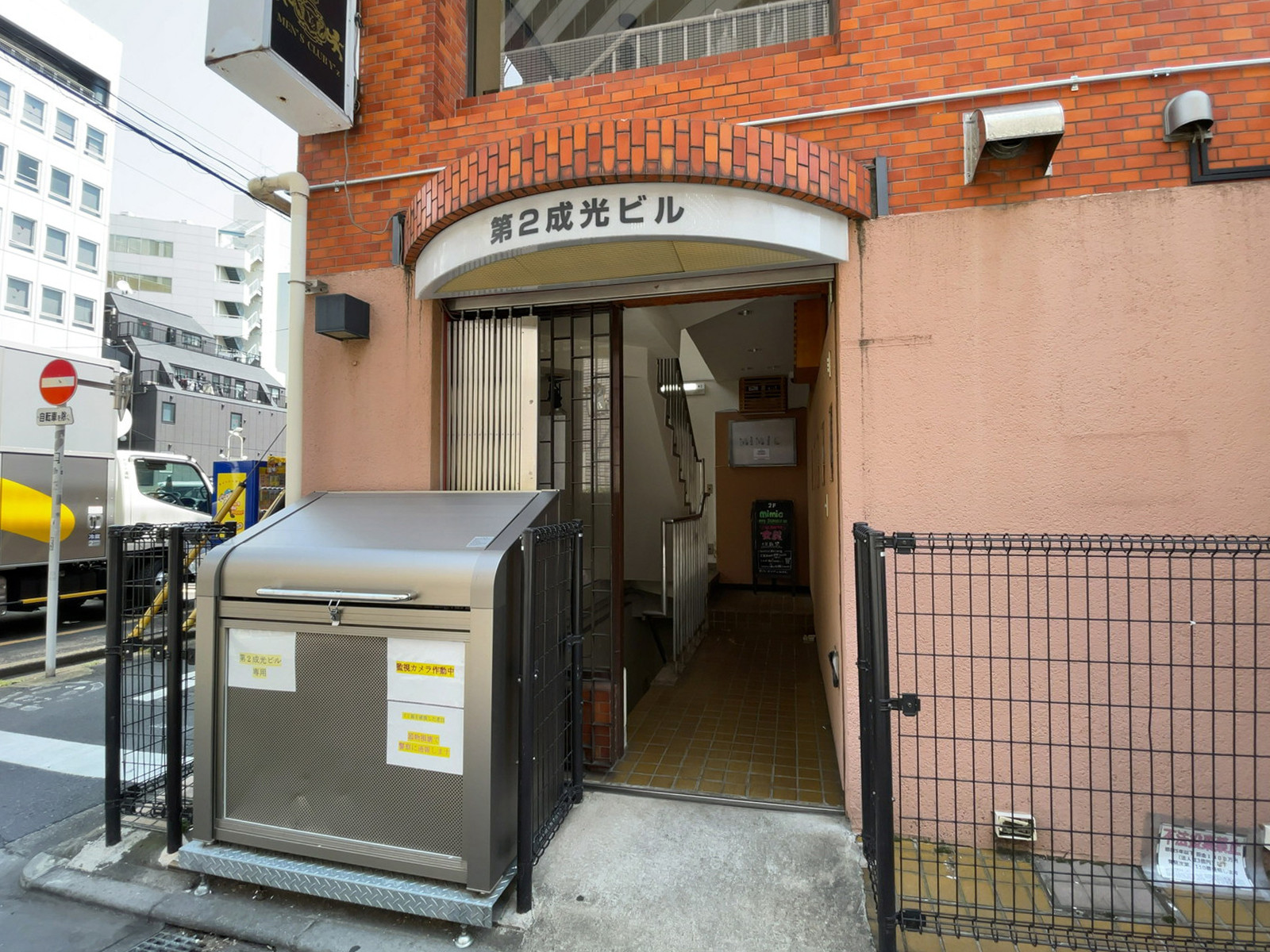 オフィスビル出入口