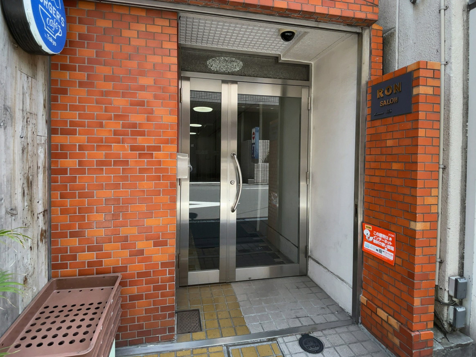 オフィスビル出入口