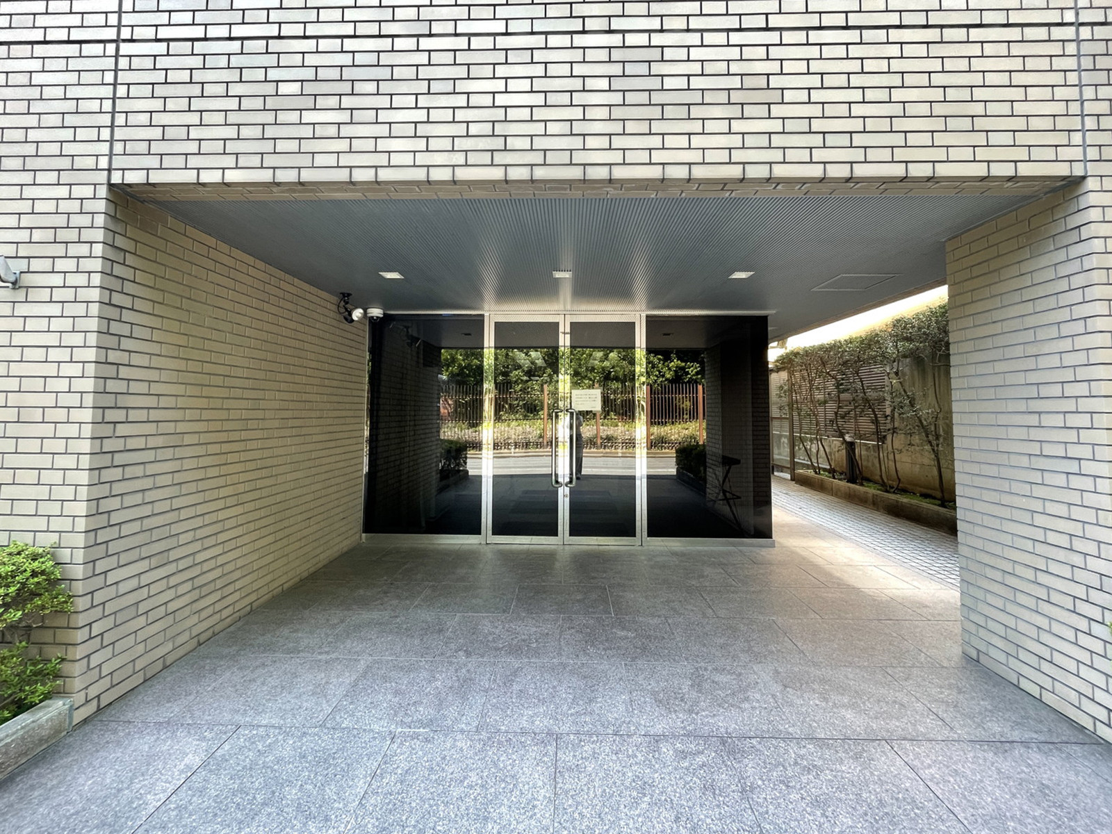 オフィスビル出入口