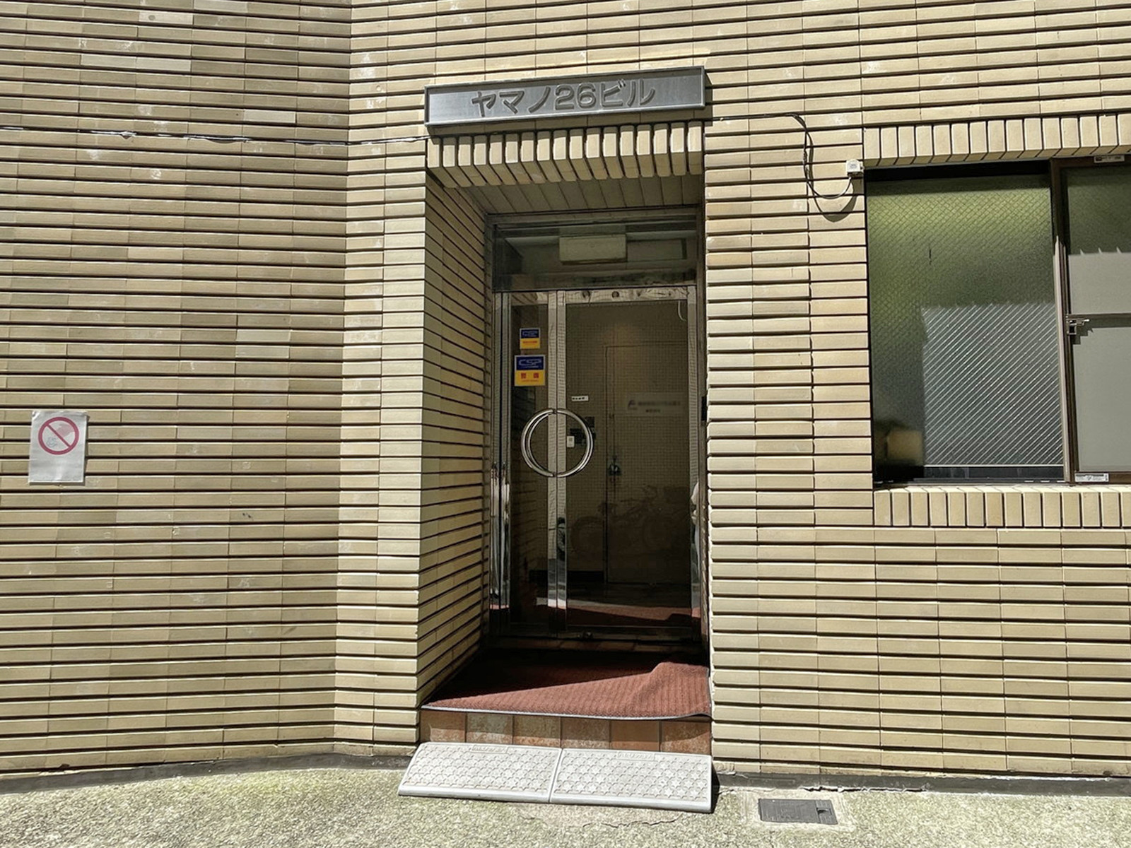ビル裏口