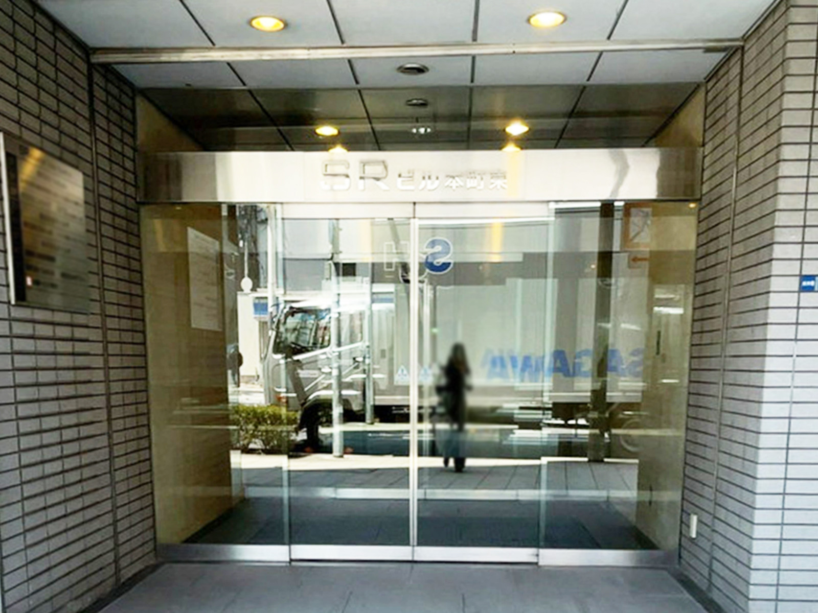 オフィスビル出入口